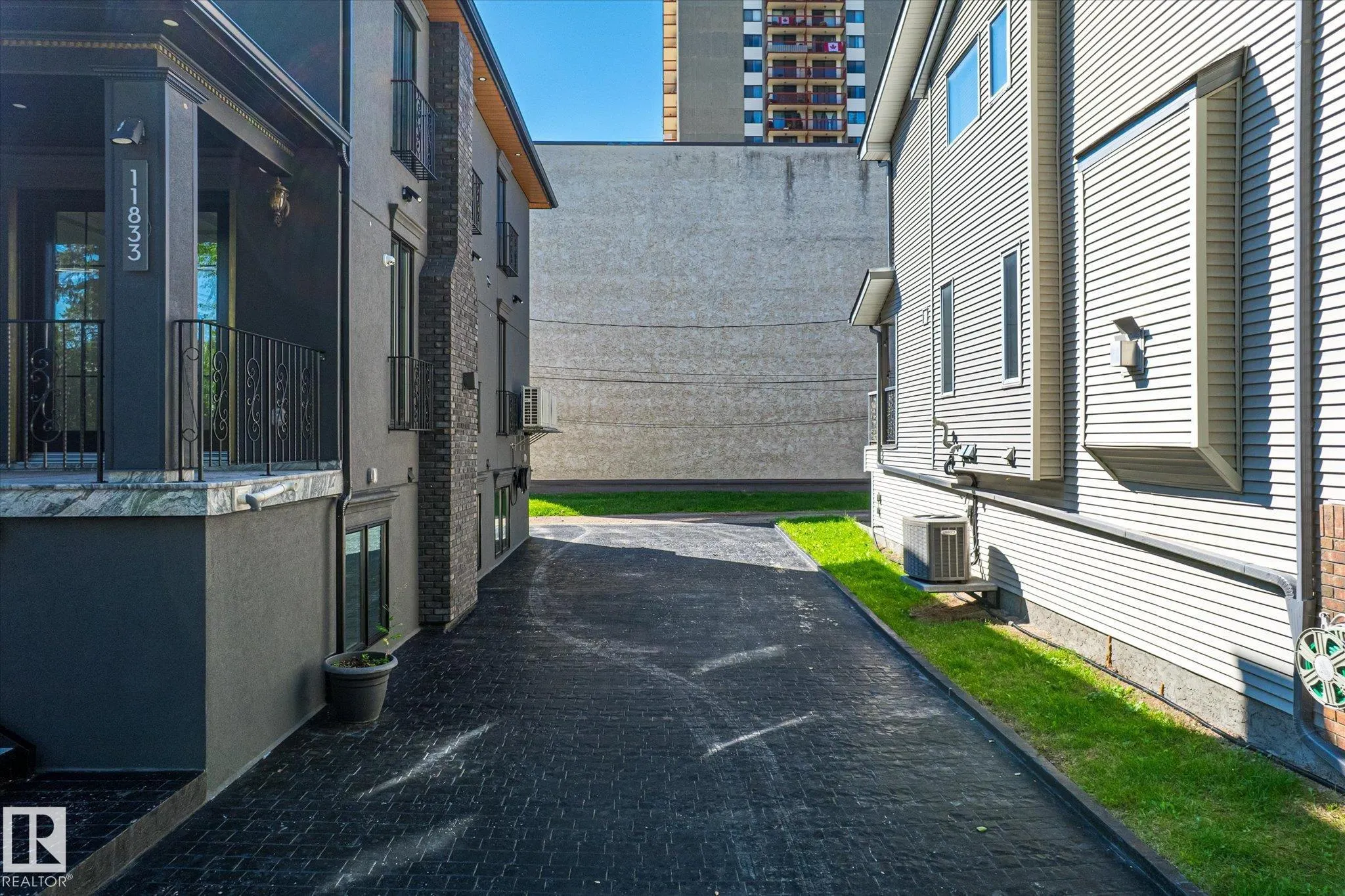 11833 102 Avenue
