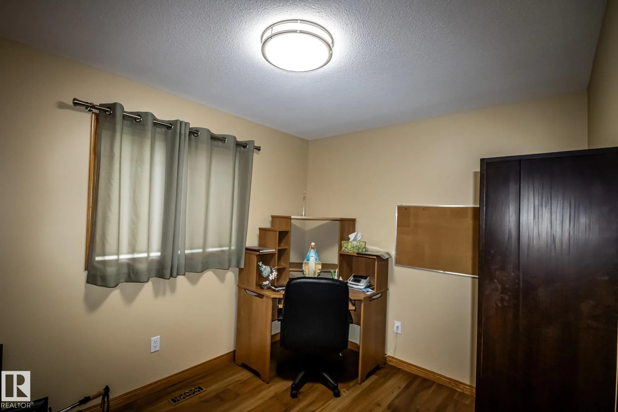 5813 46 Ave
