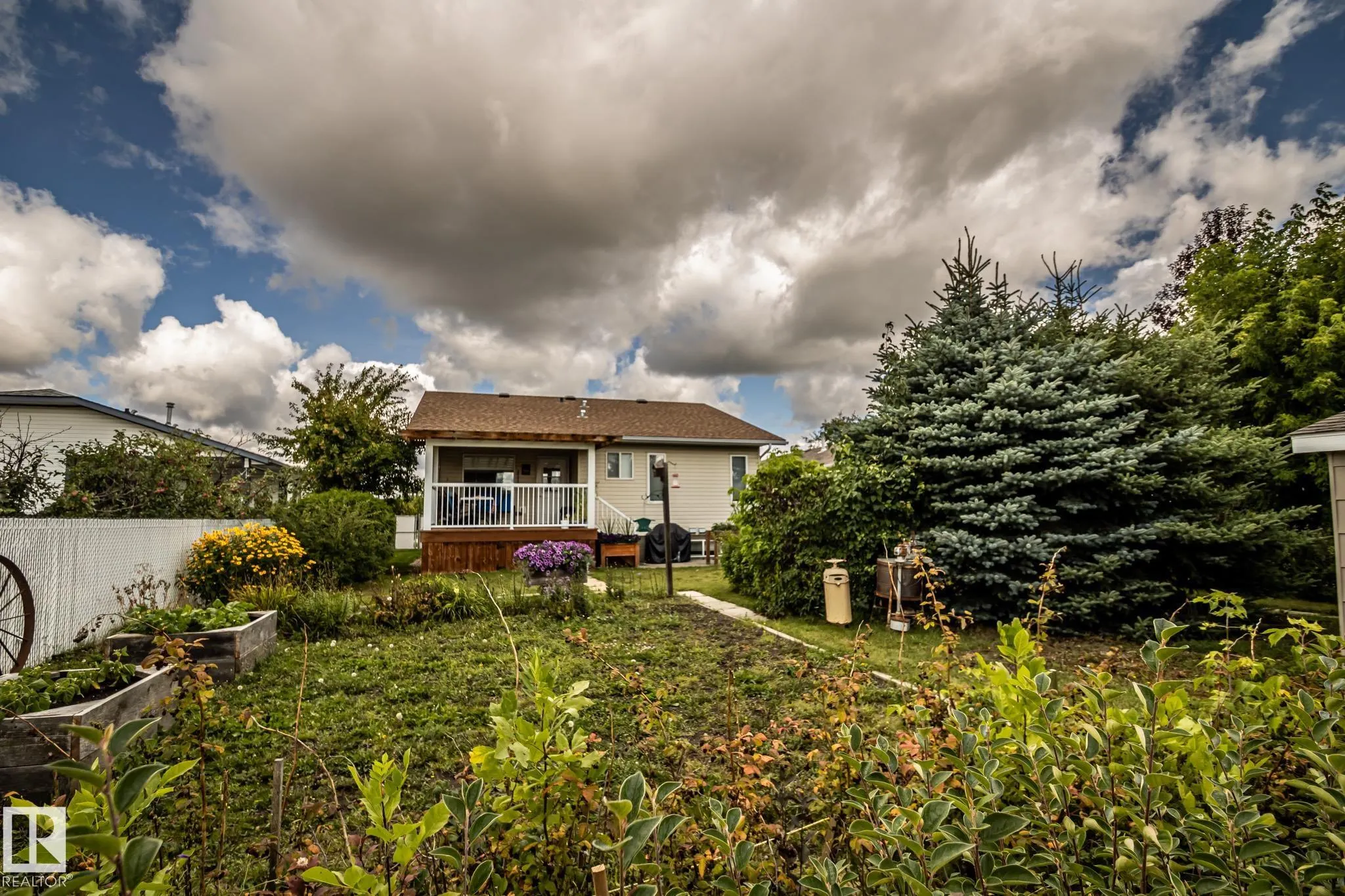 5813 46 Ave