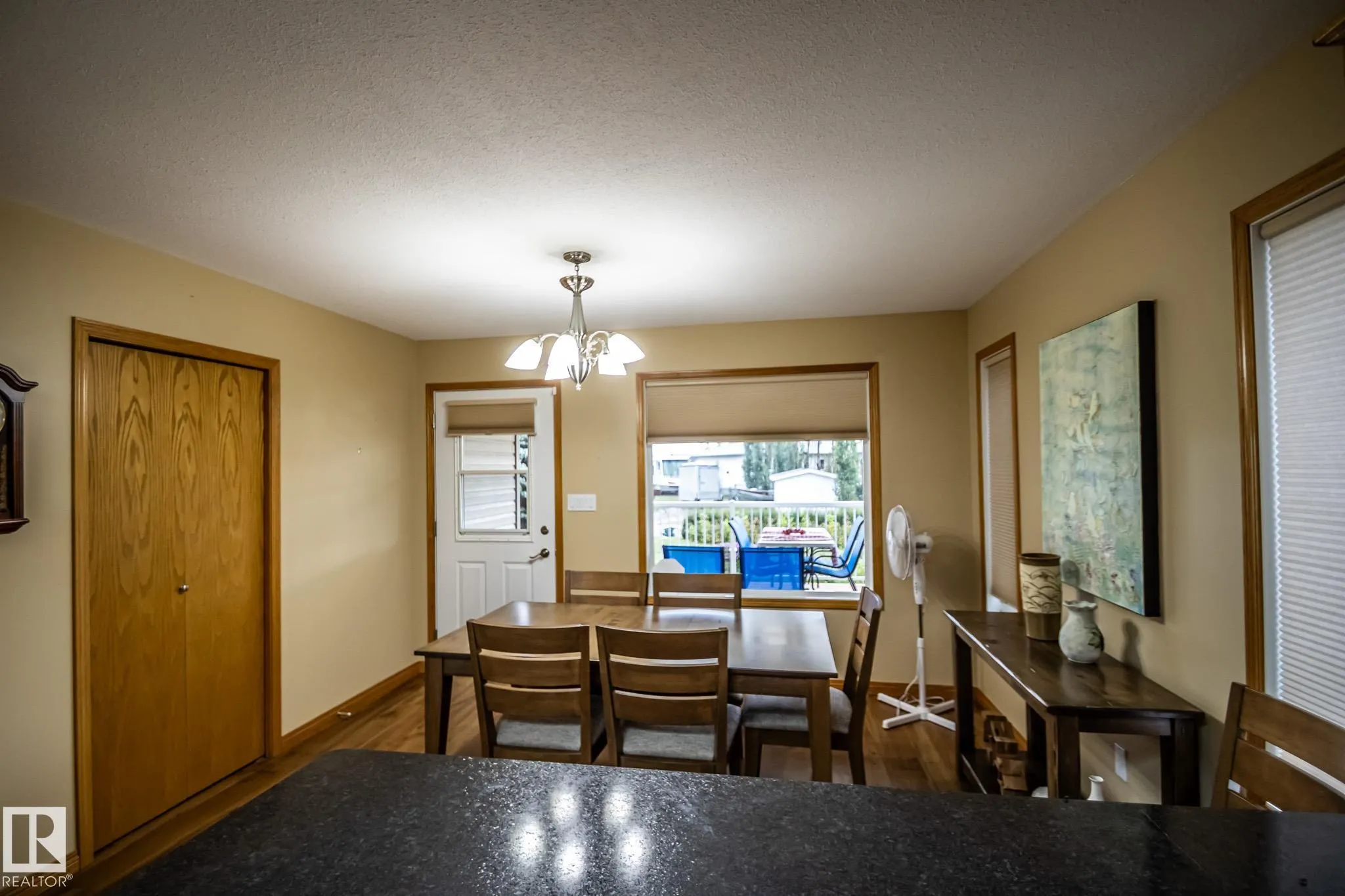 5813 46 Ave