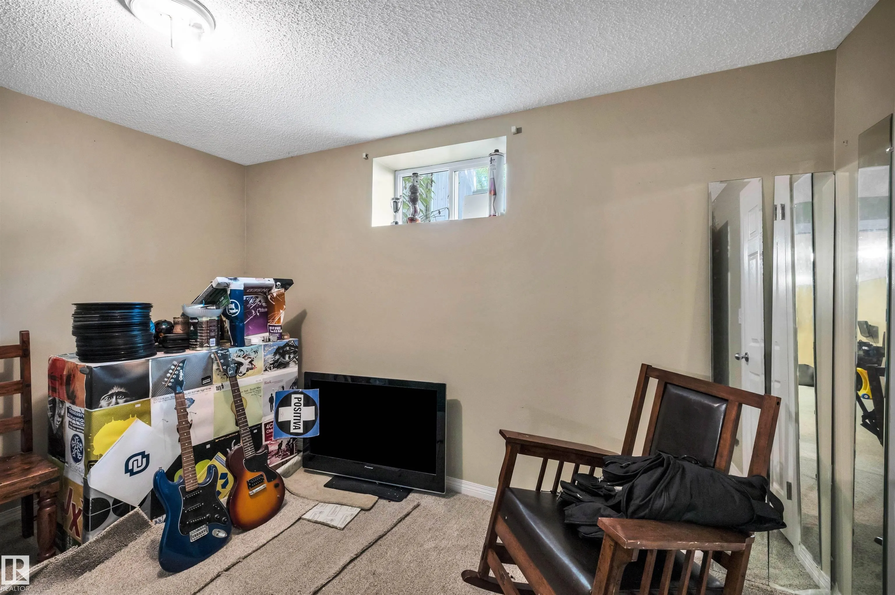 1 HENRI Close