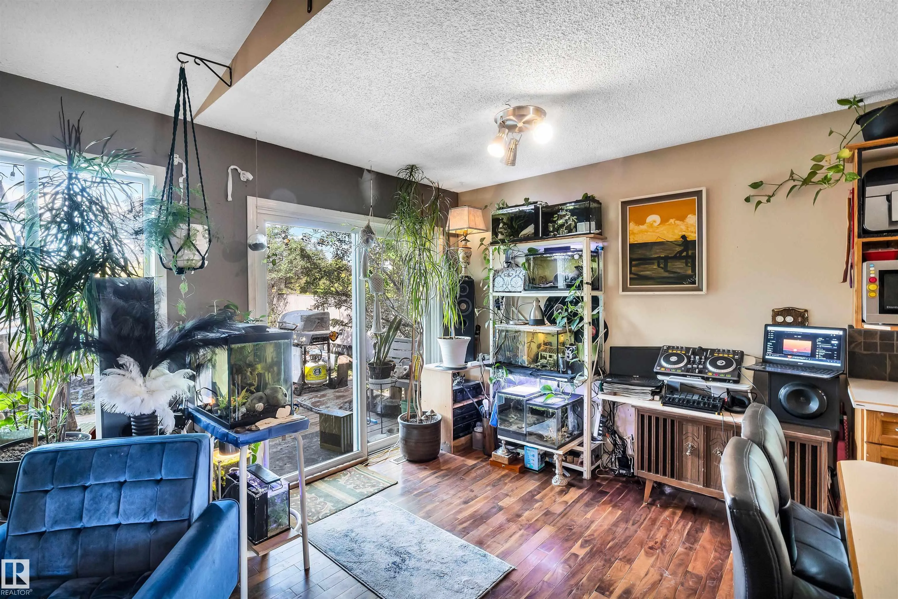 1 HENRI Close