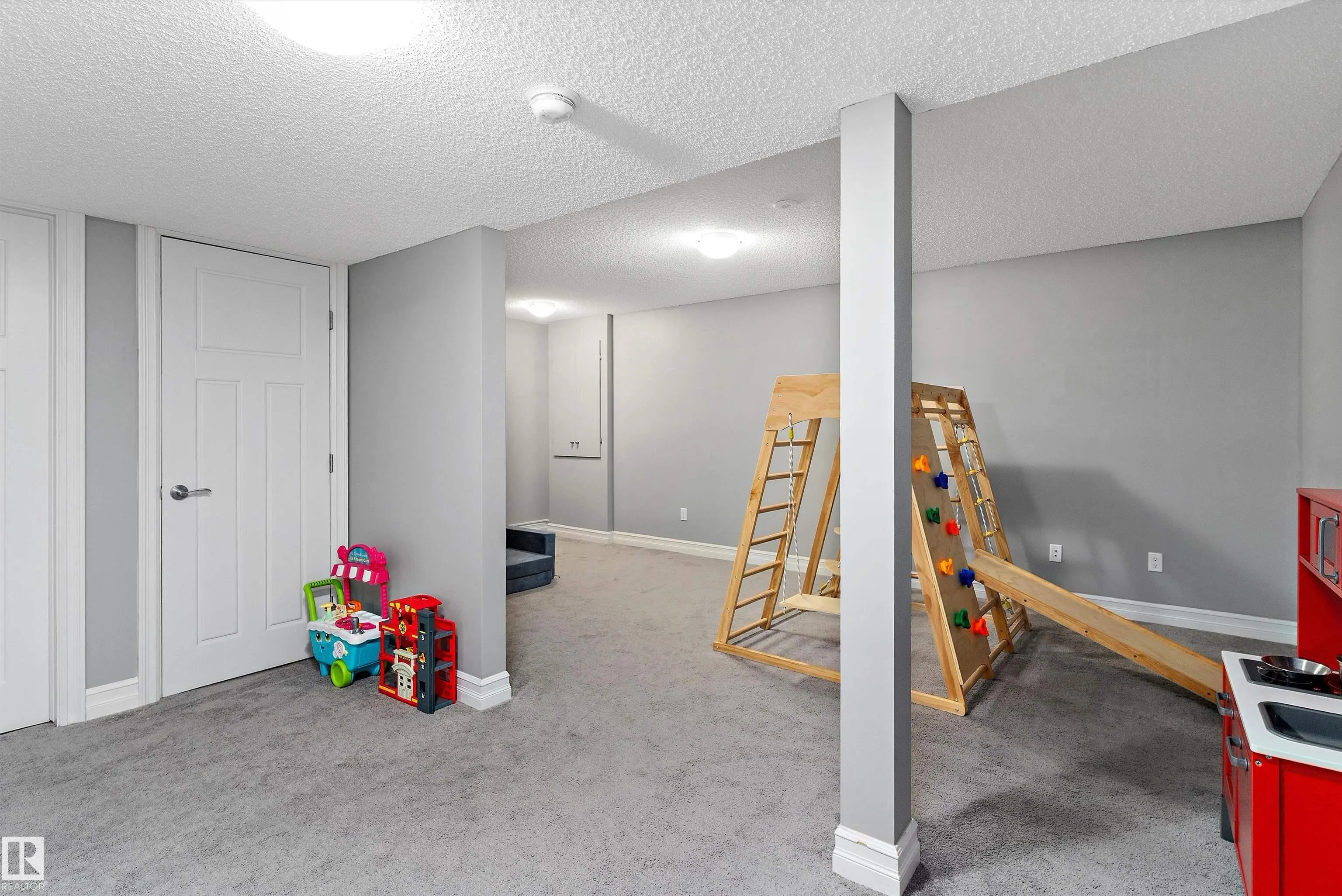 5813 64 ST