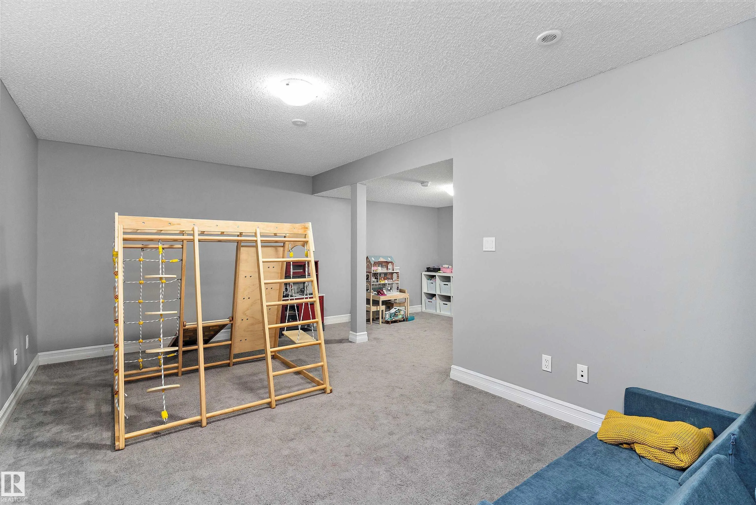 5813 64 ST