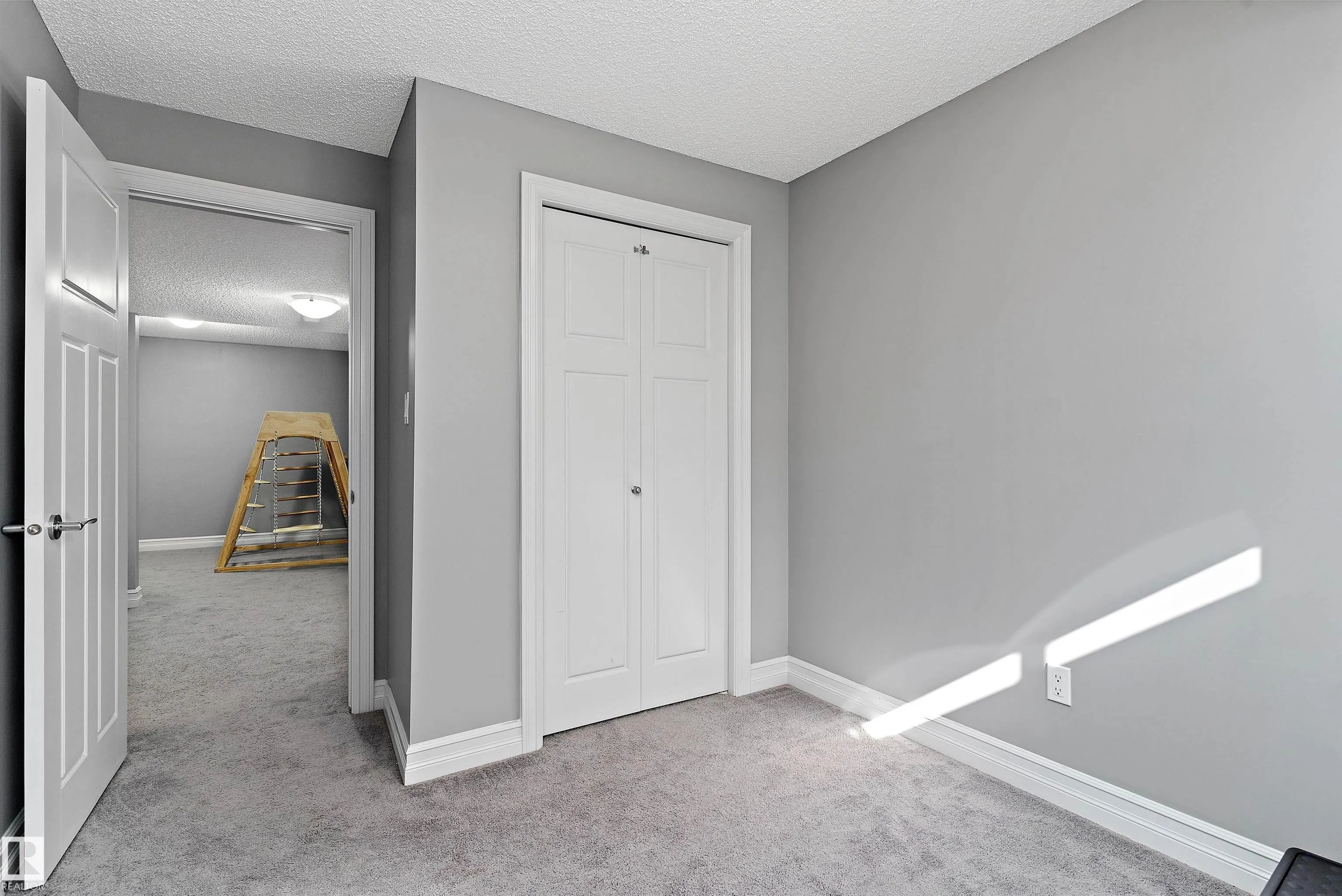 5813 64 ST