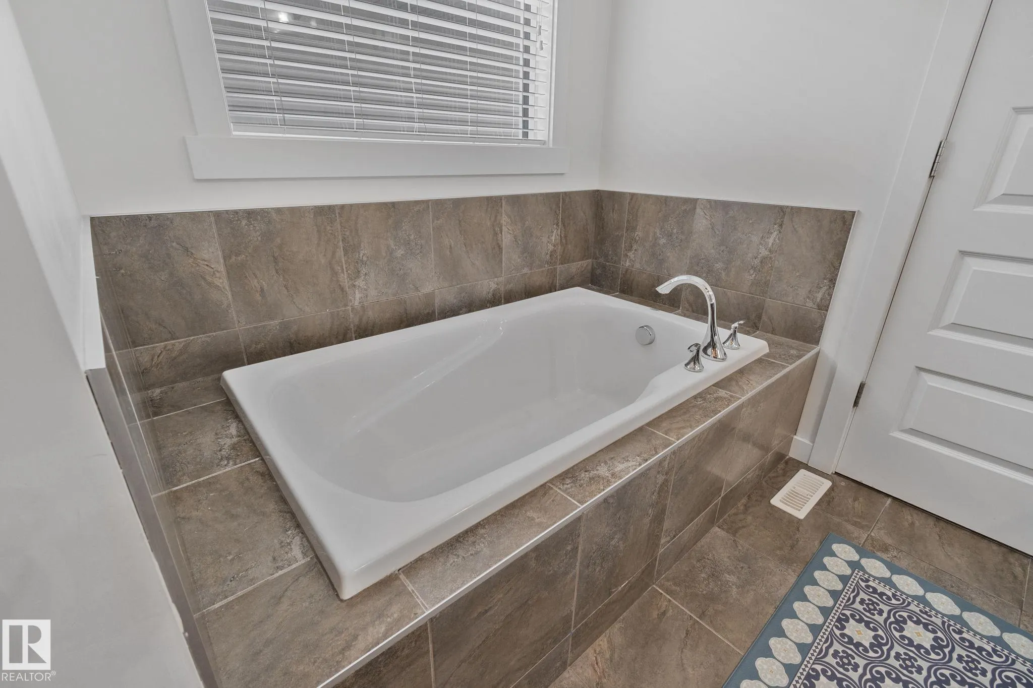 3936 CLAXTON Loop