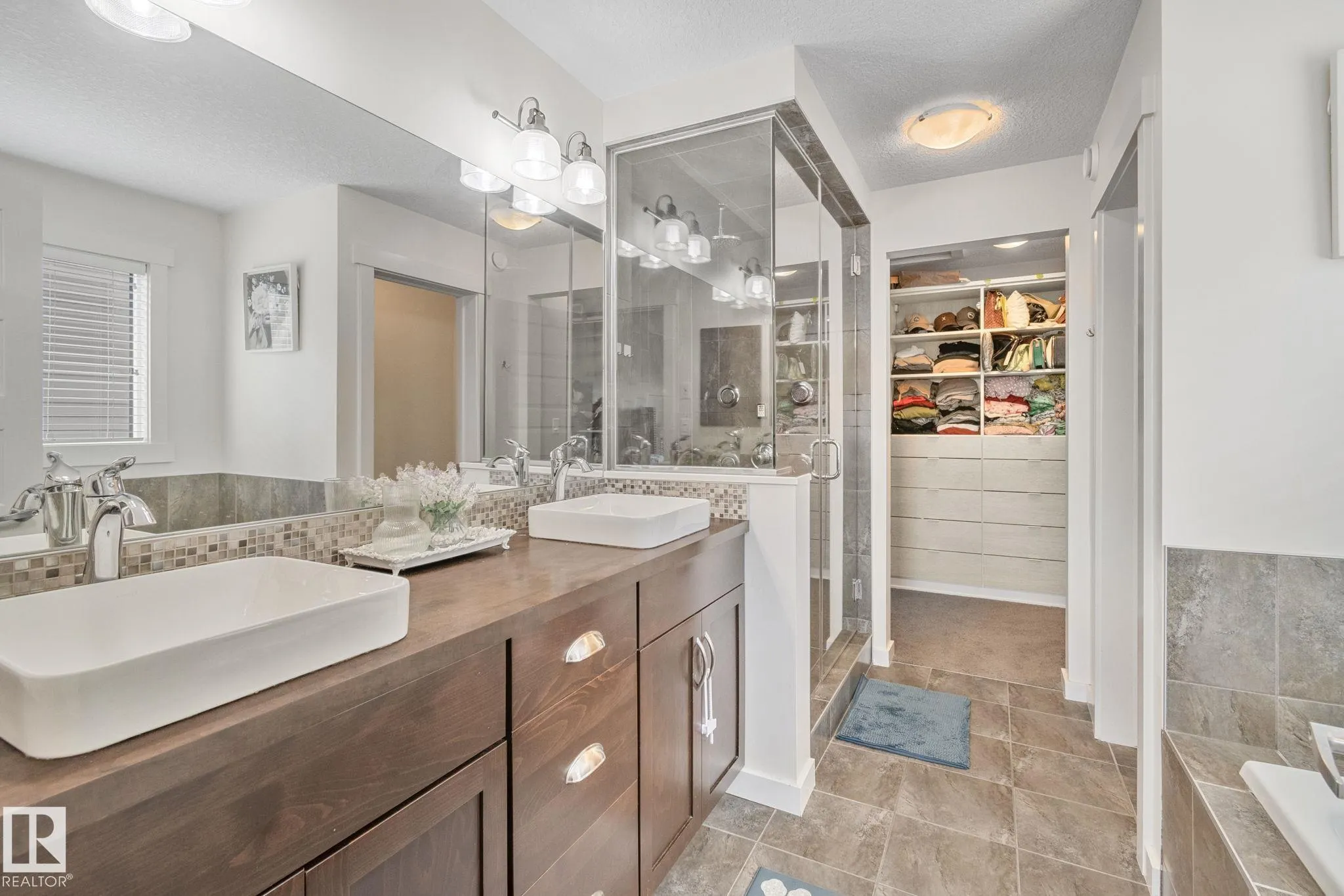 3936 CLAXTON Loop