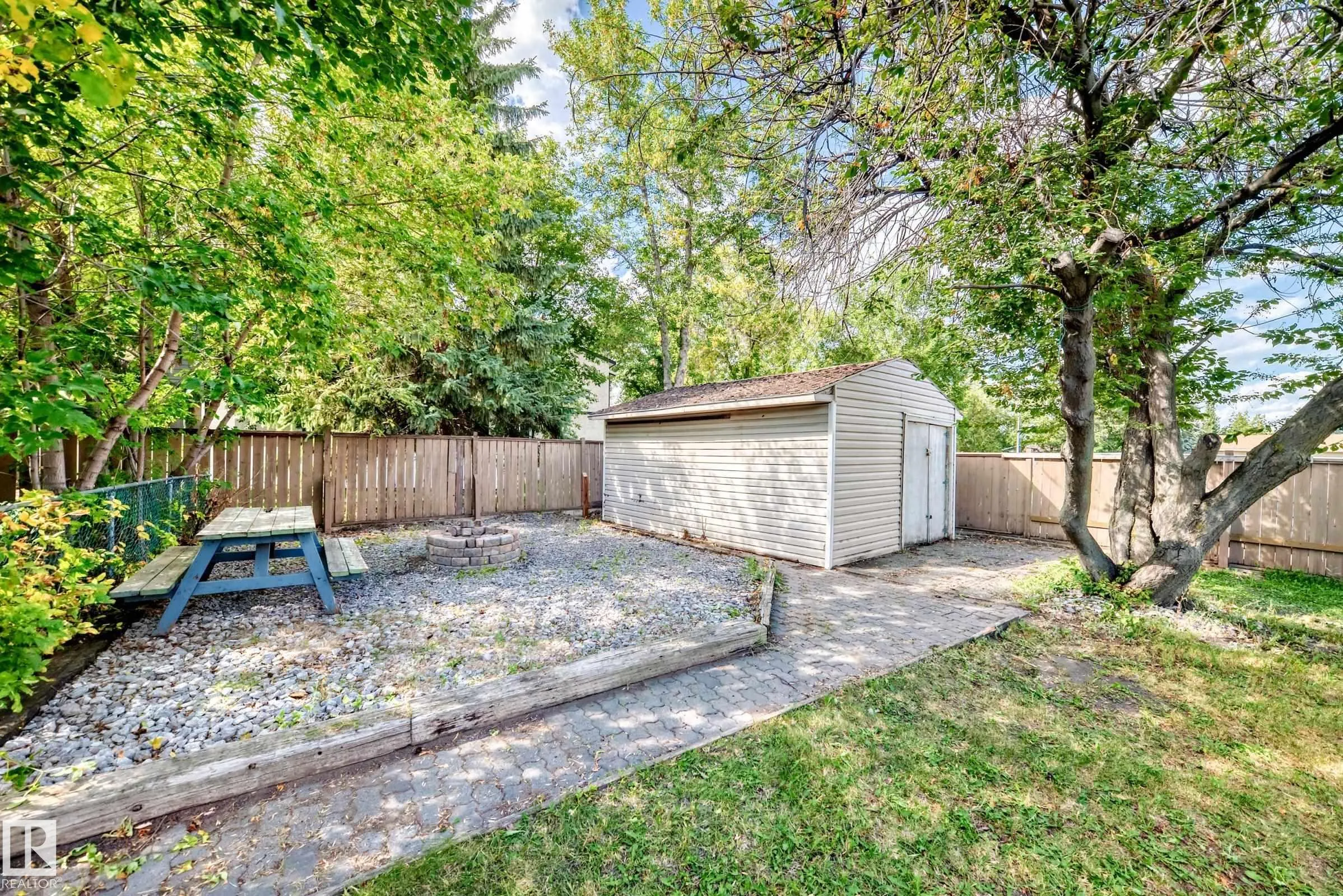 207 HOMESTEAD Crescent