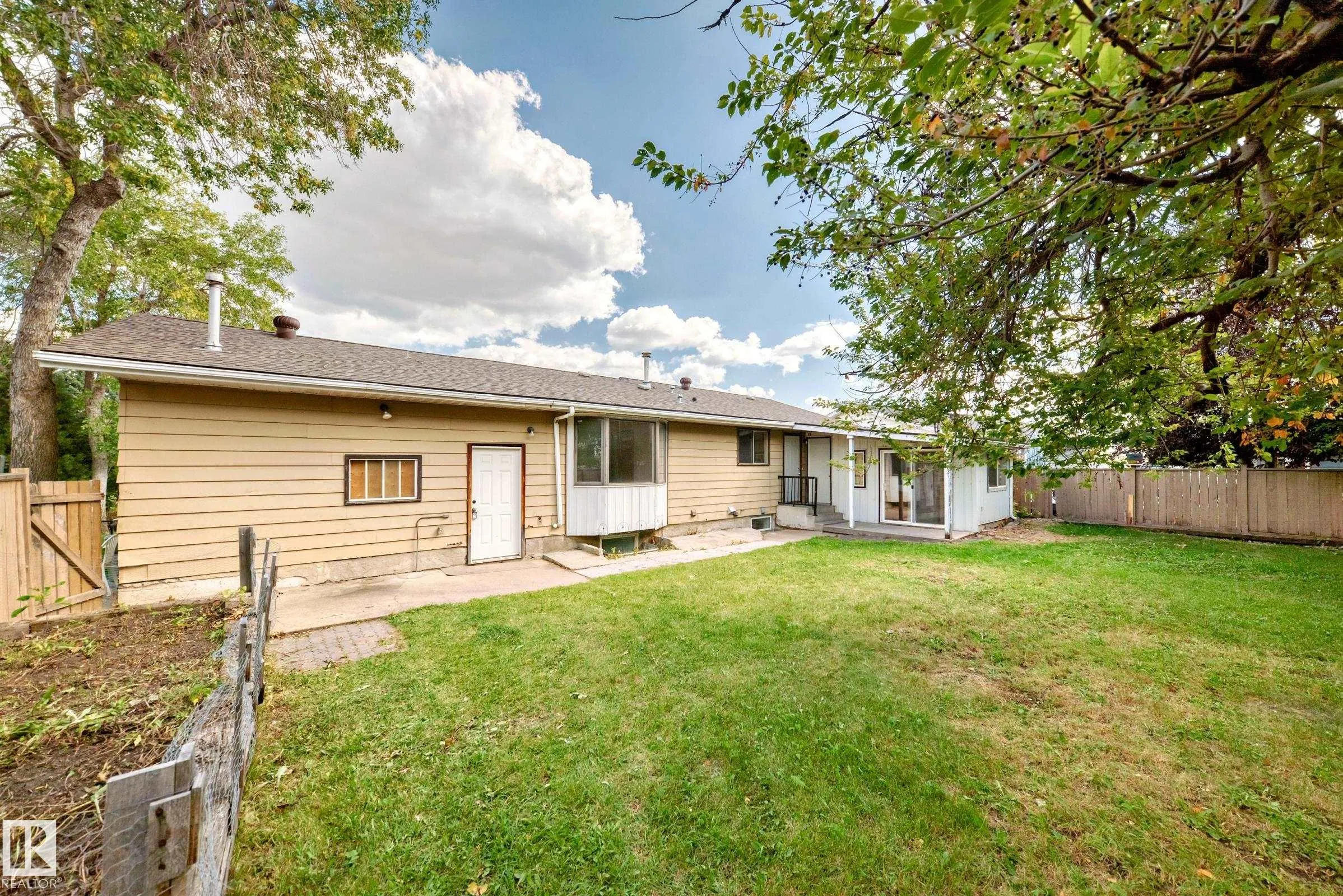 207 HOMESTEAD Crescent