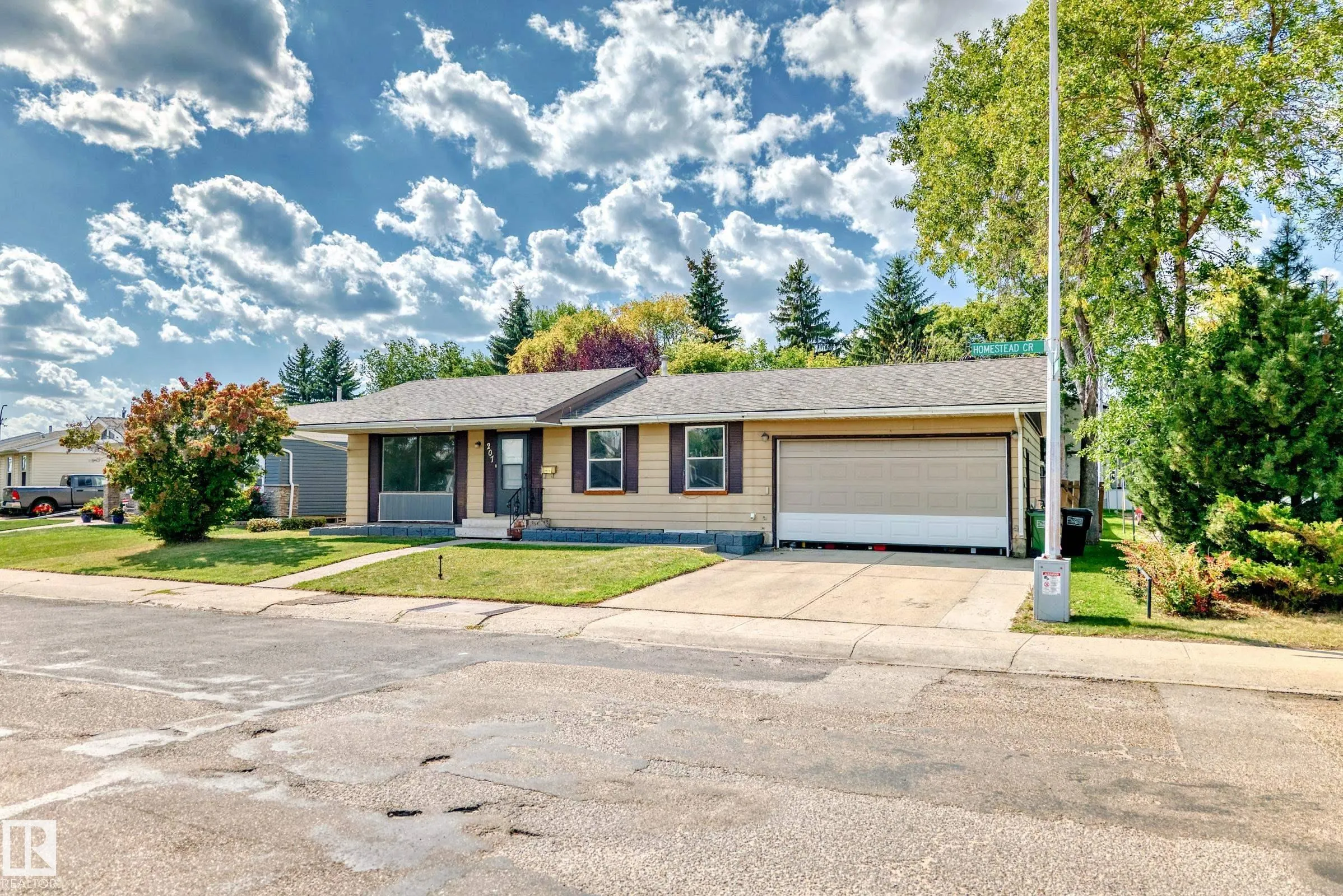 207 HOMESTEAD Crescent