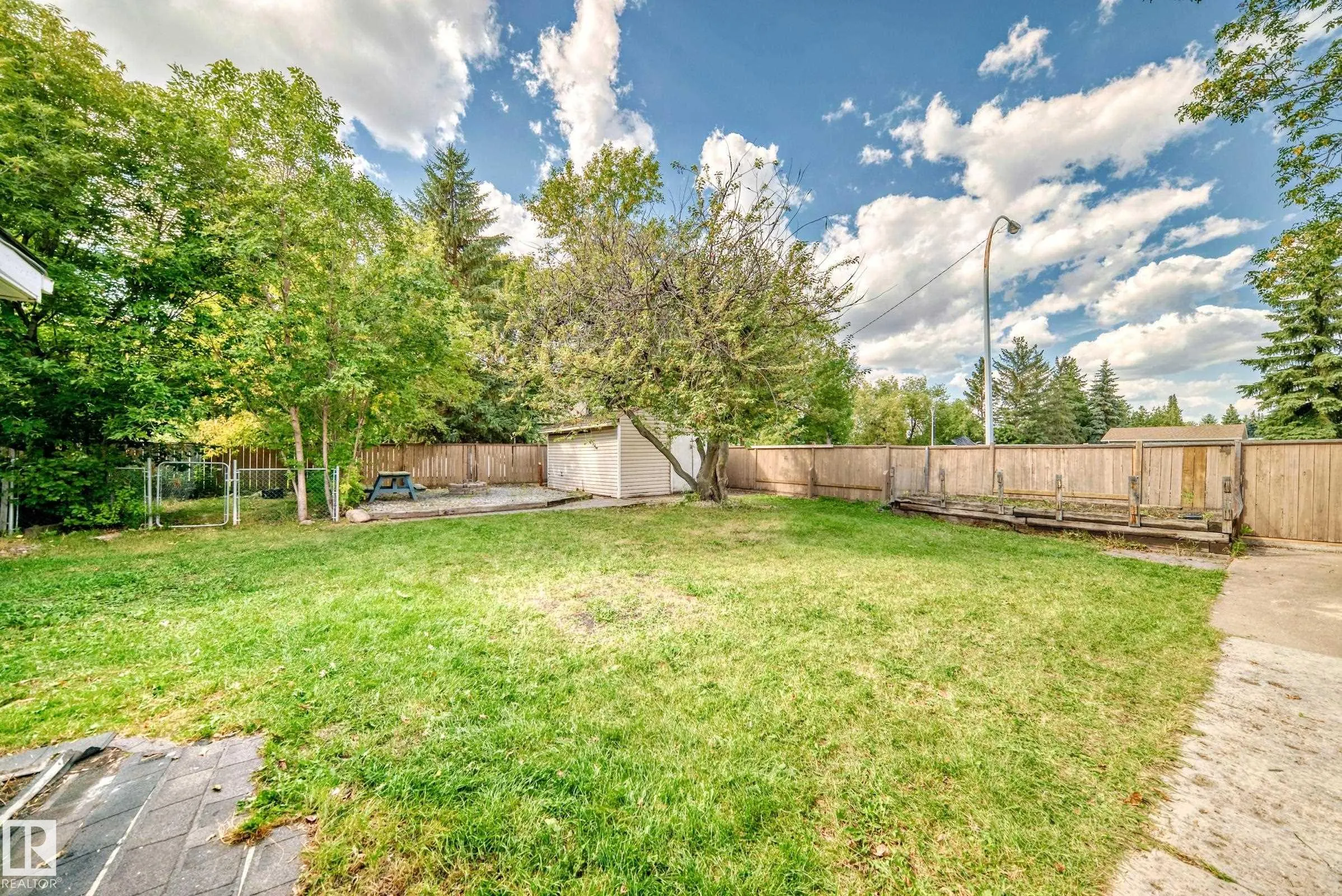 207 HOMESTEAD Crescent