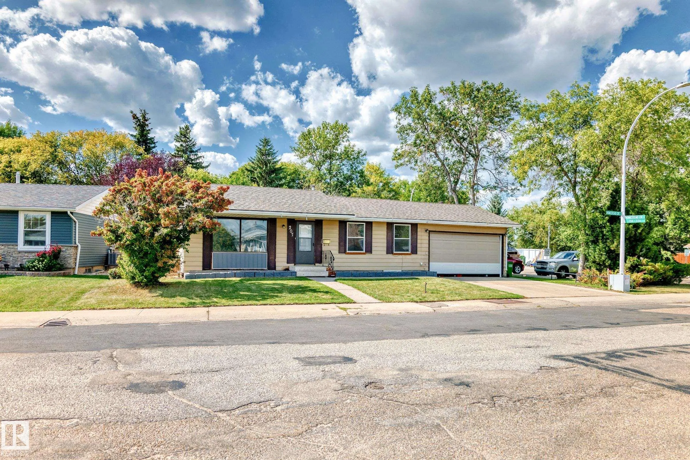 207 HOMESTEAD Crescent