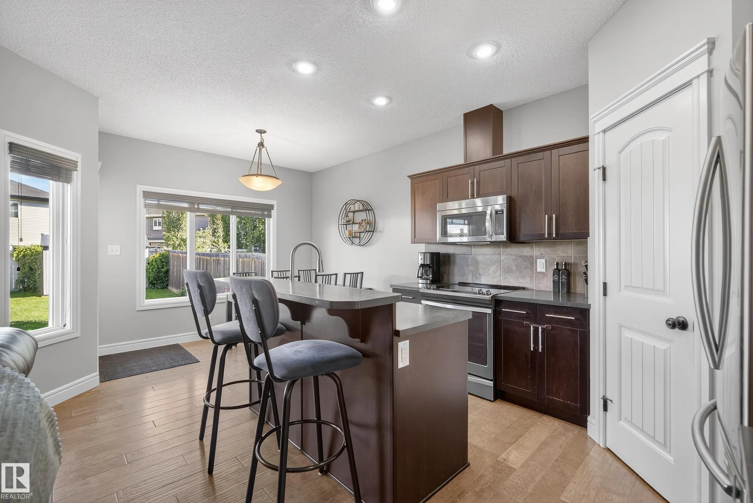 17 MEADOWVIEW Court