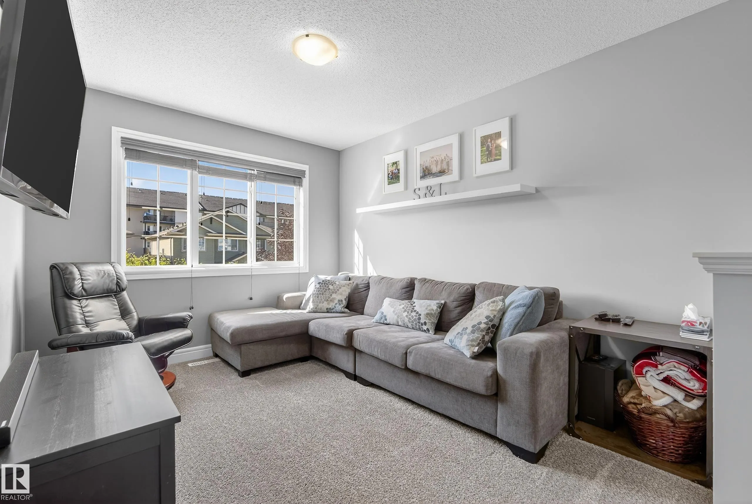 17 MEADOWVIEW Court