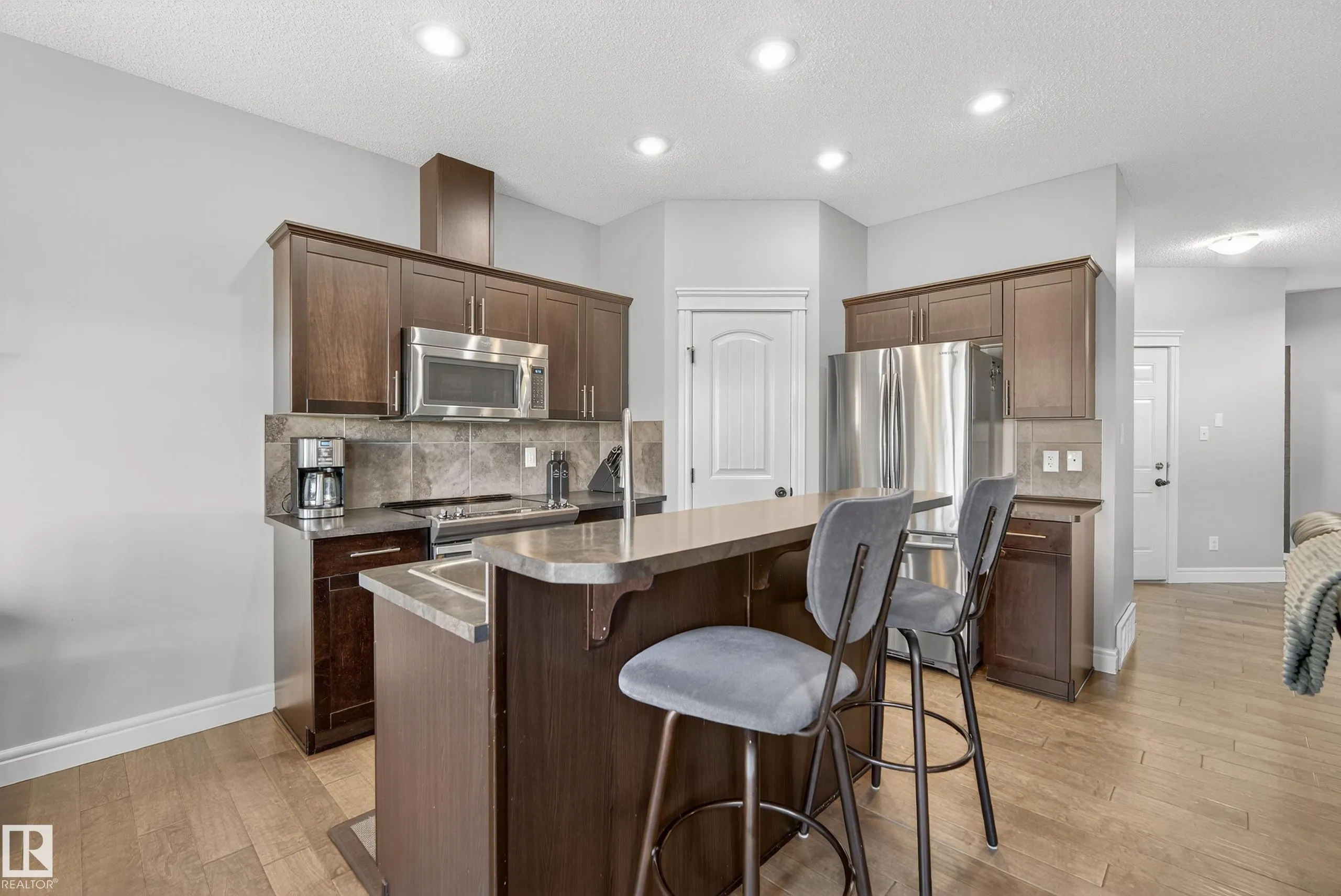 17 MEADOWVIEW Court