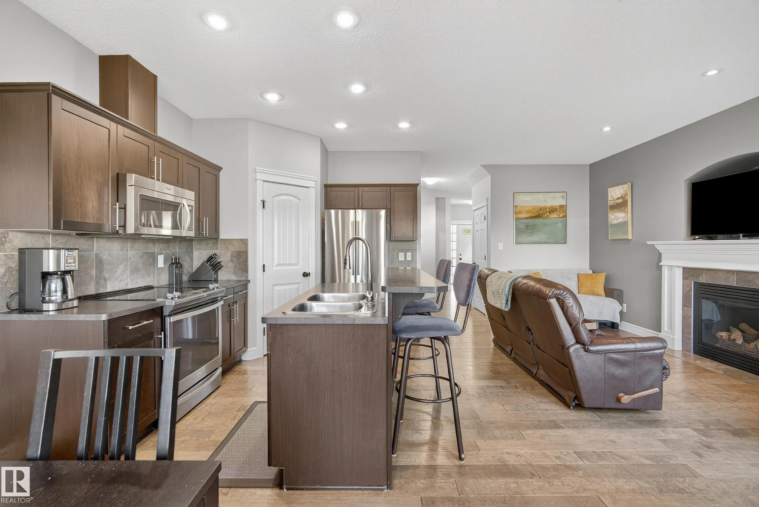 17 MEADOWVIEW Court