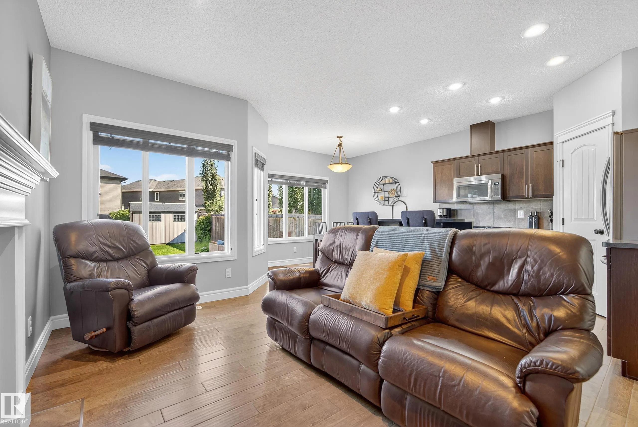 17 MEADOWVIEW Court