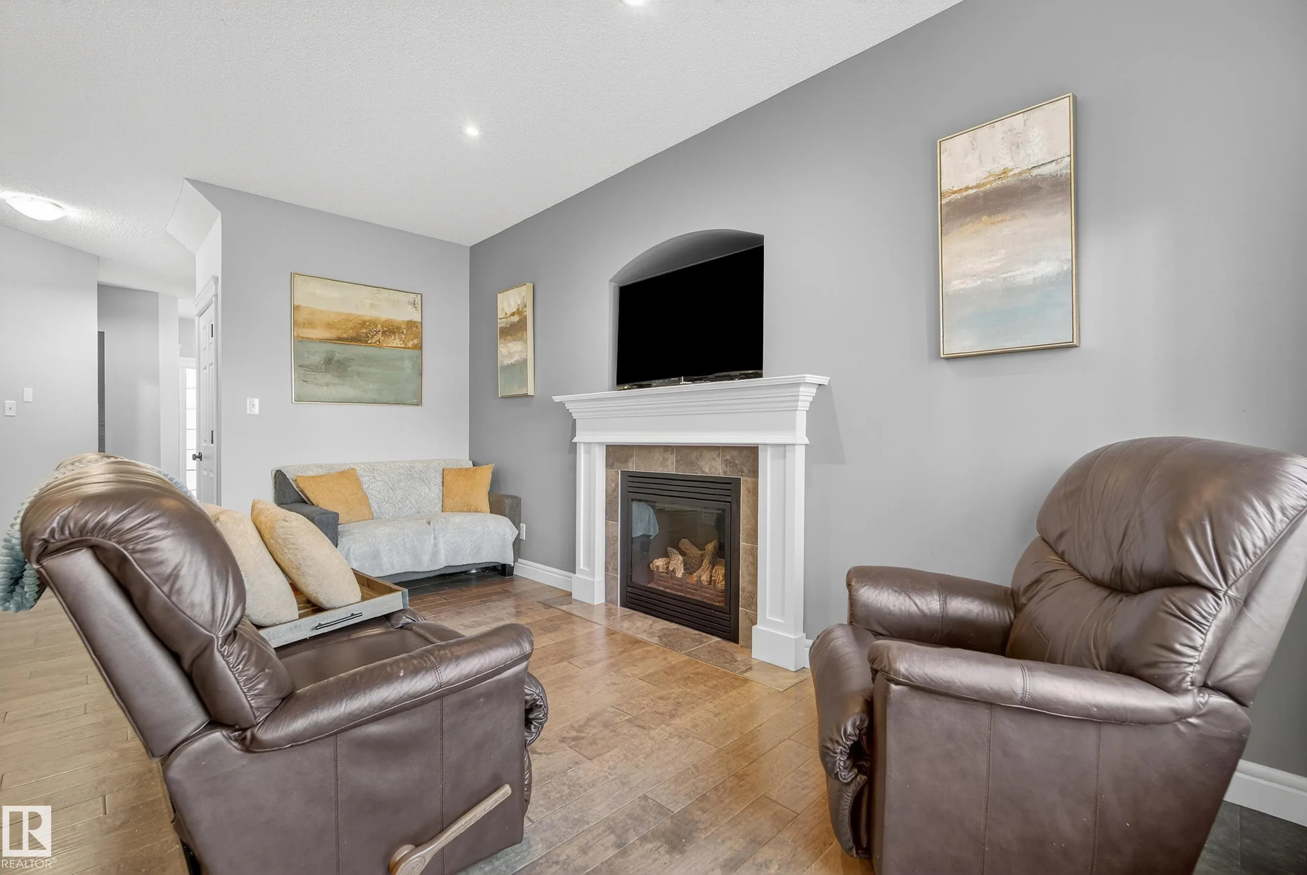 17 MEADOWVIEW Court