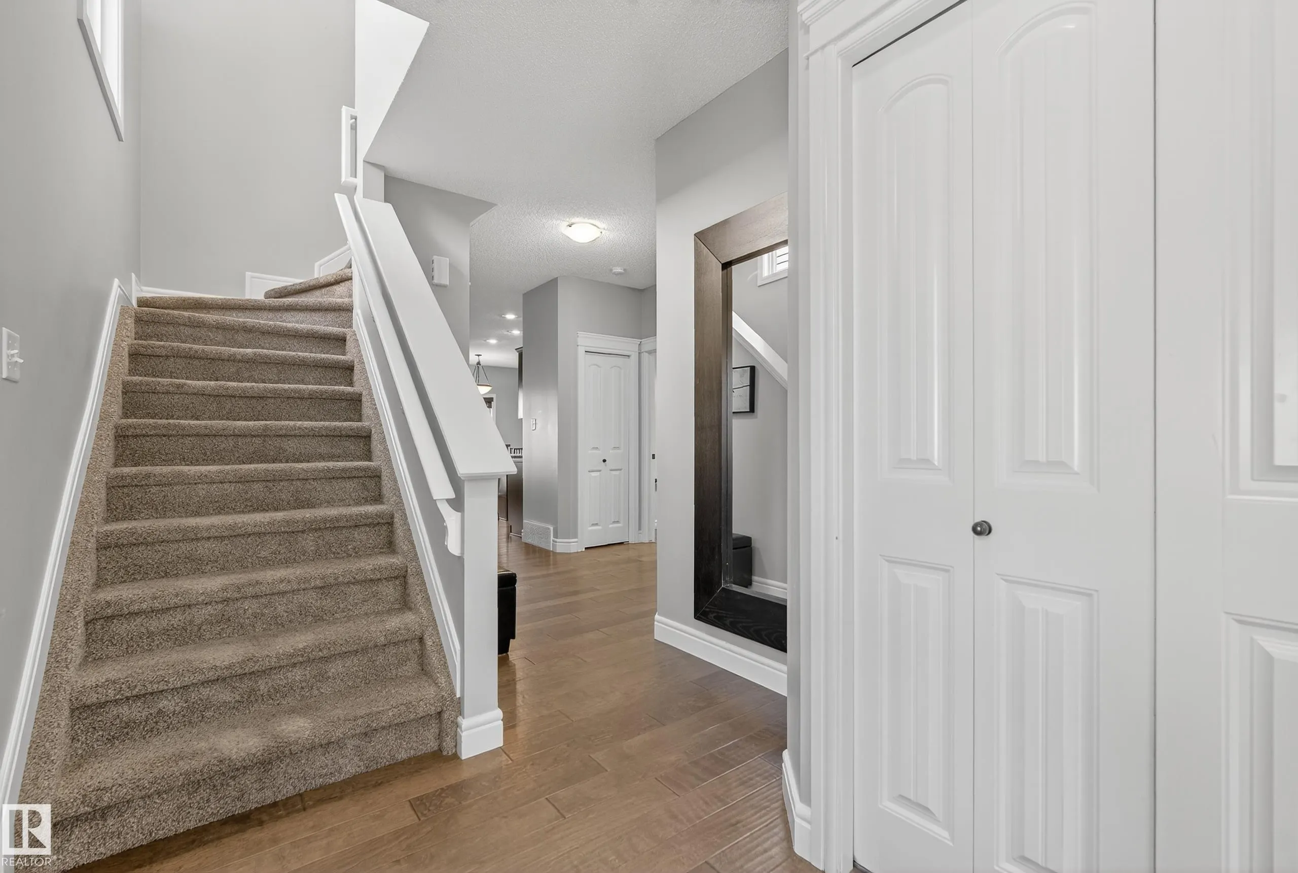 17 MEADOWVIEW Court
