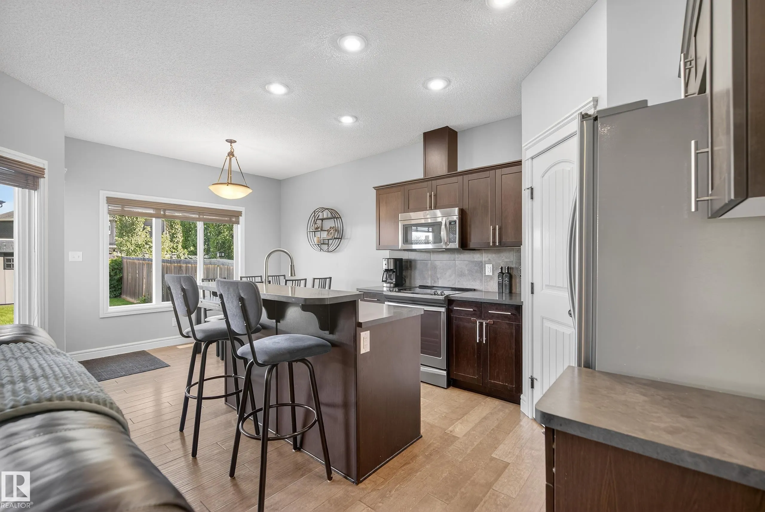 17 MEADOWVIEW Court
