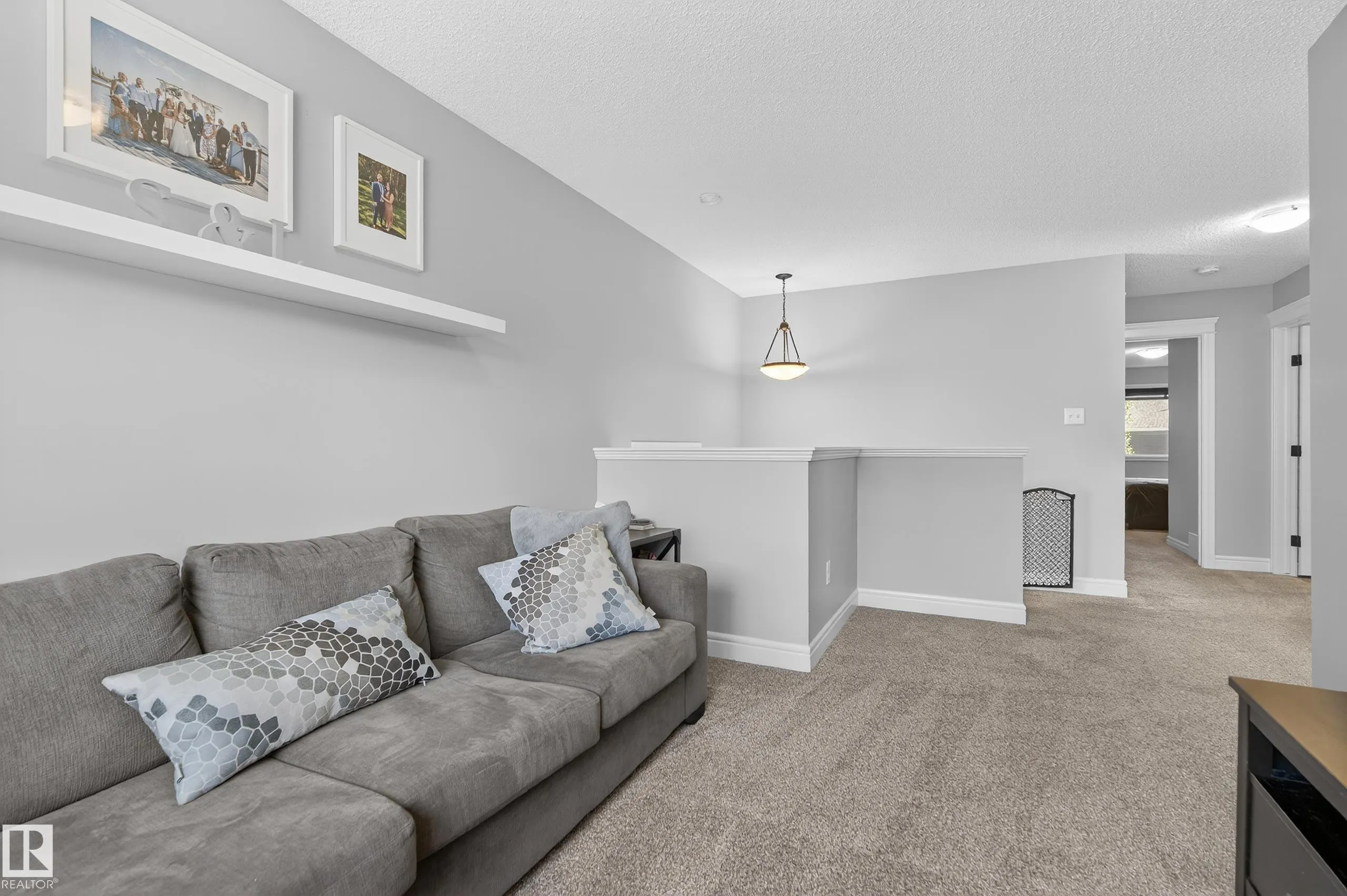 17 MEADOWVIEW Court