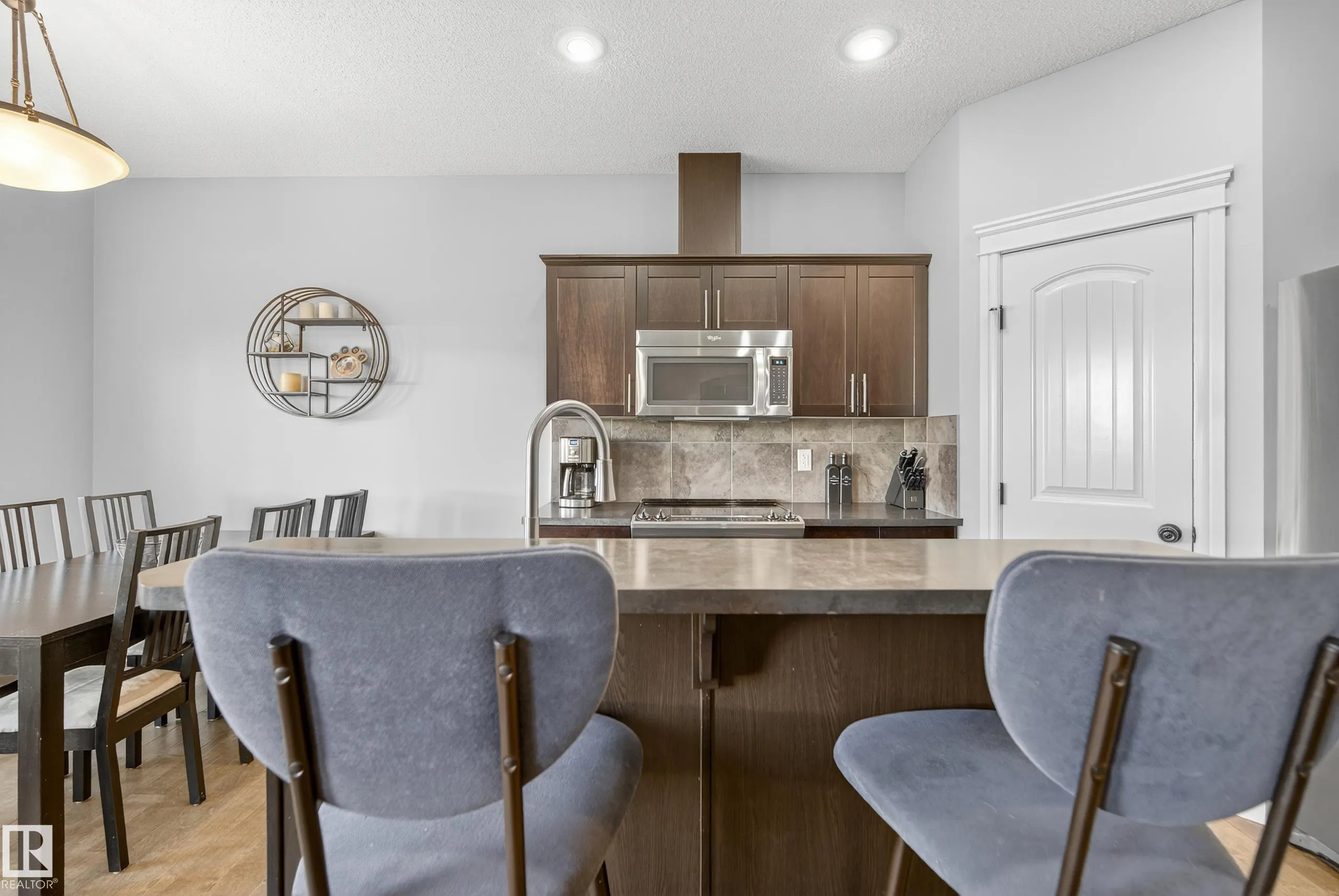 17 MEADOWVIEW Court