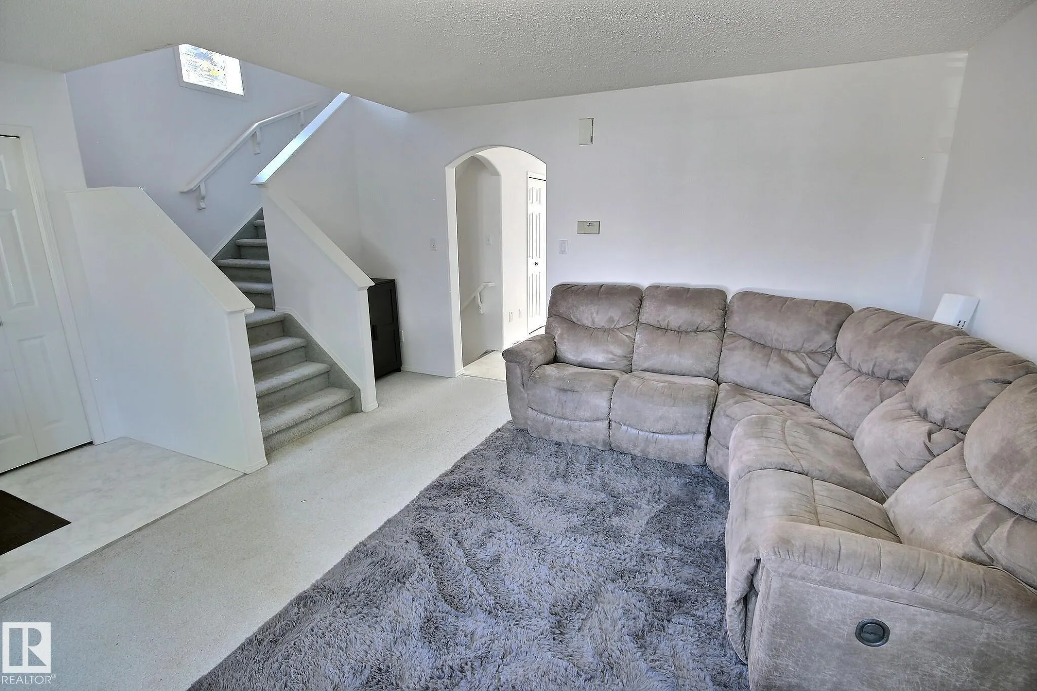 1233 GILLESPIE Crescent
