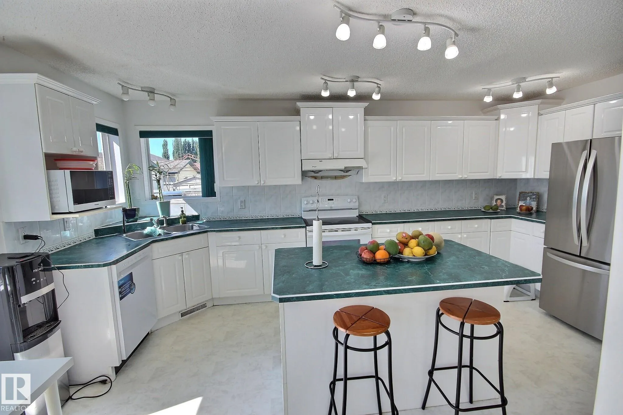 1233 GILLESPIE Crescent