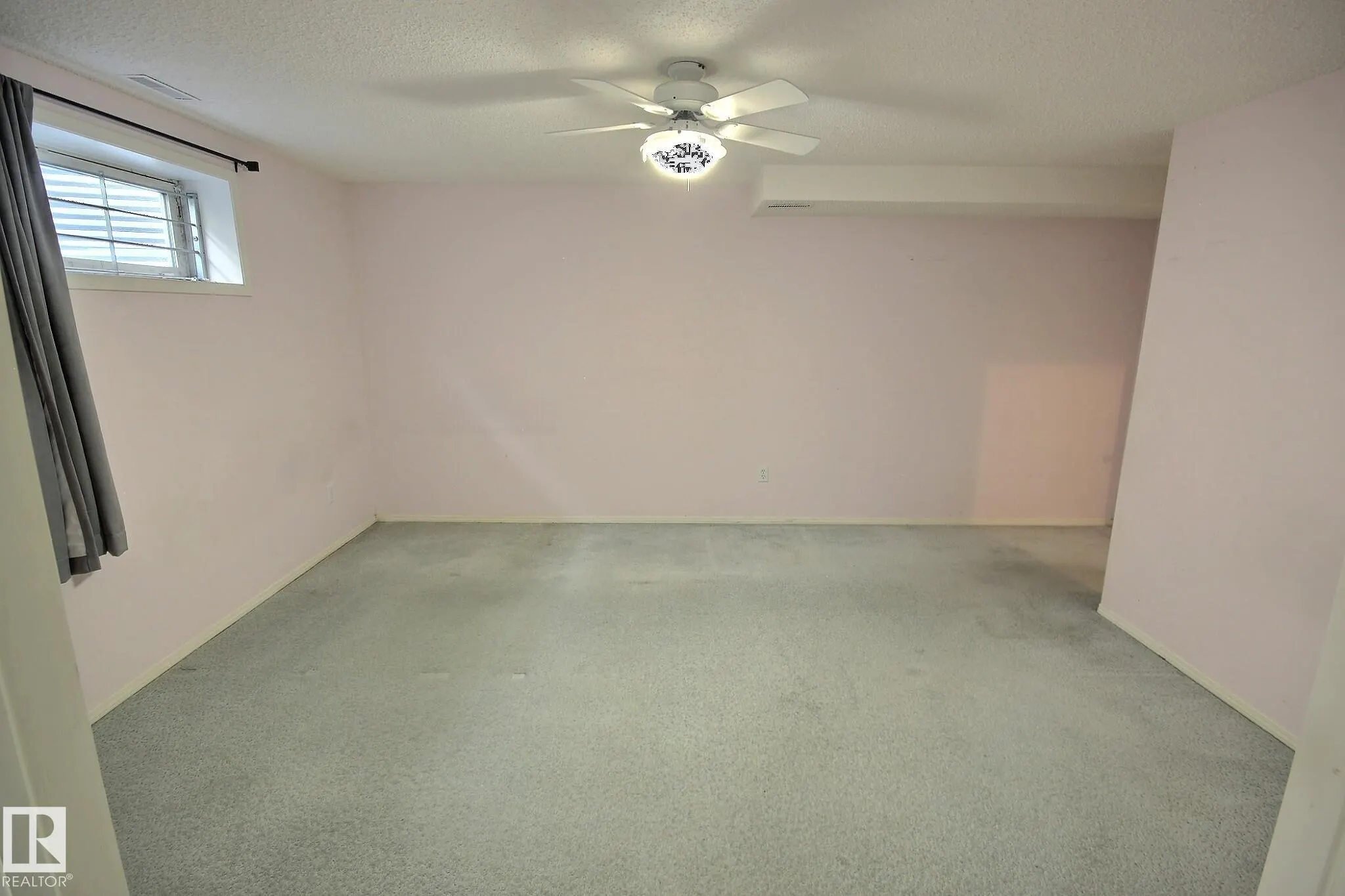 1233 GILLESPIE Crescent