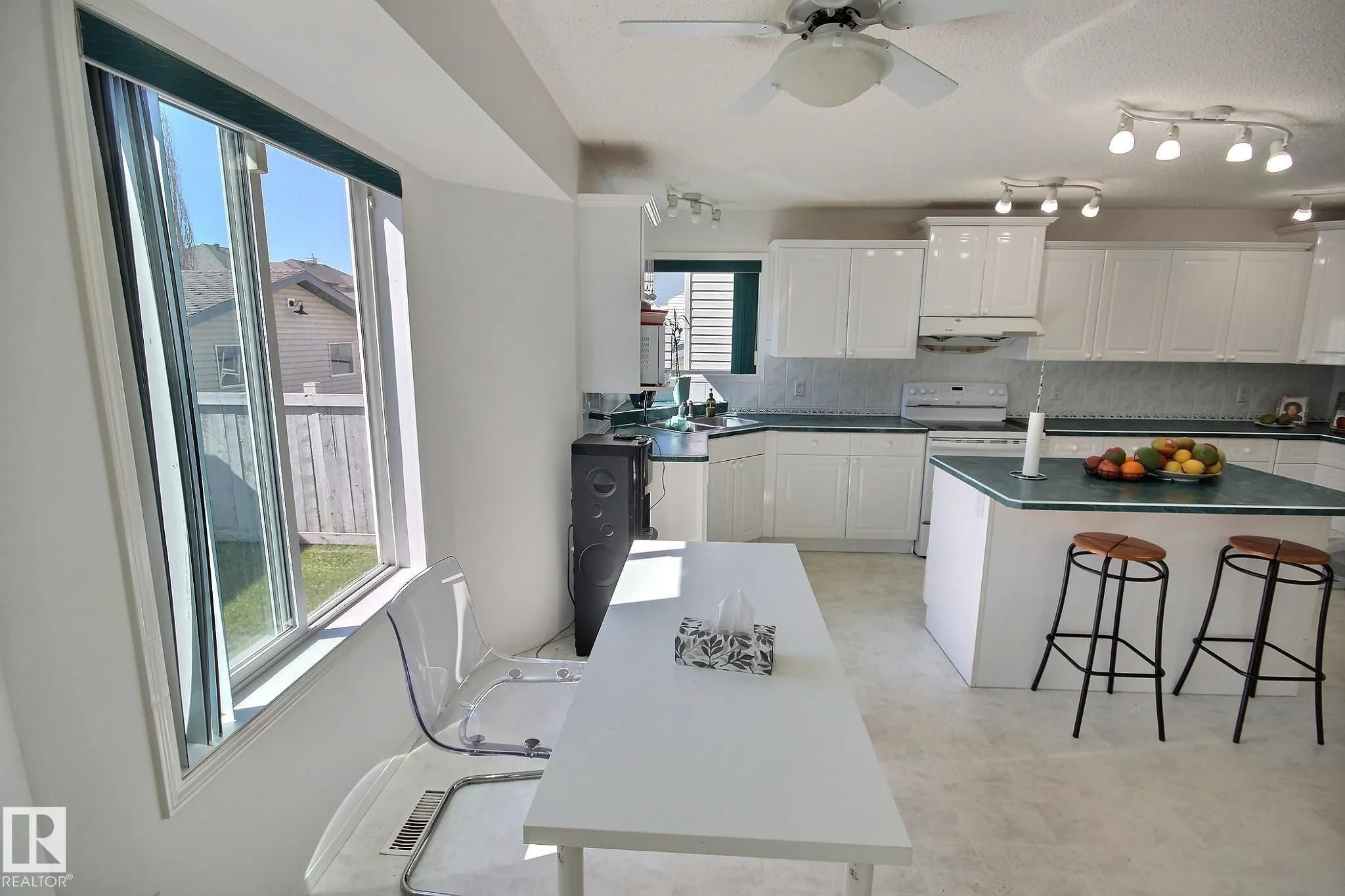 1233 GILLESPIE Crescent