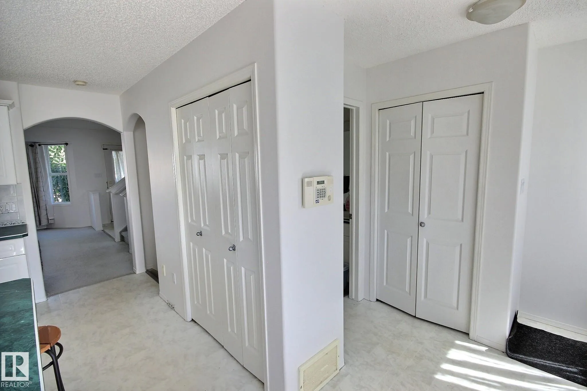 1233 GILLESPIE Crescent