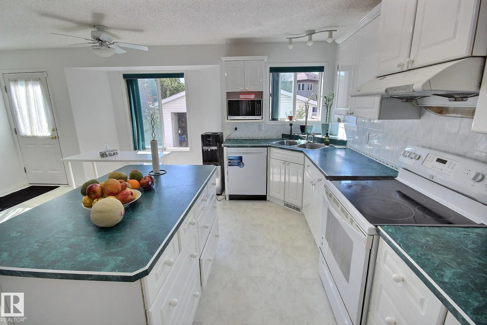 1233 GILLESPIE Crescent