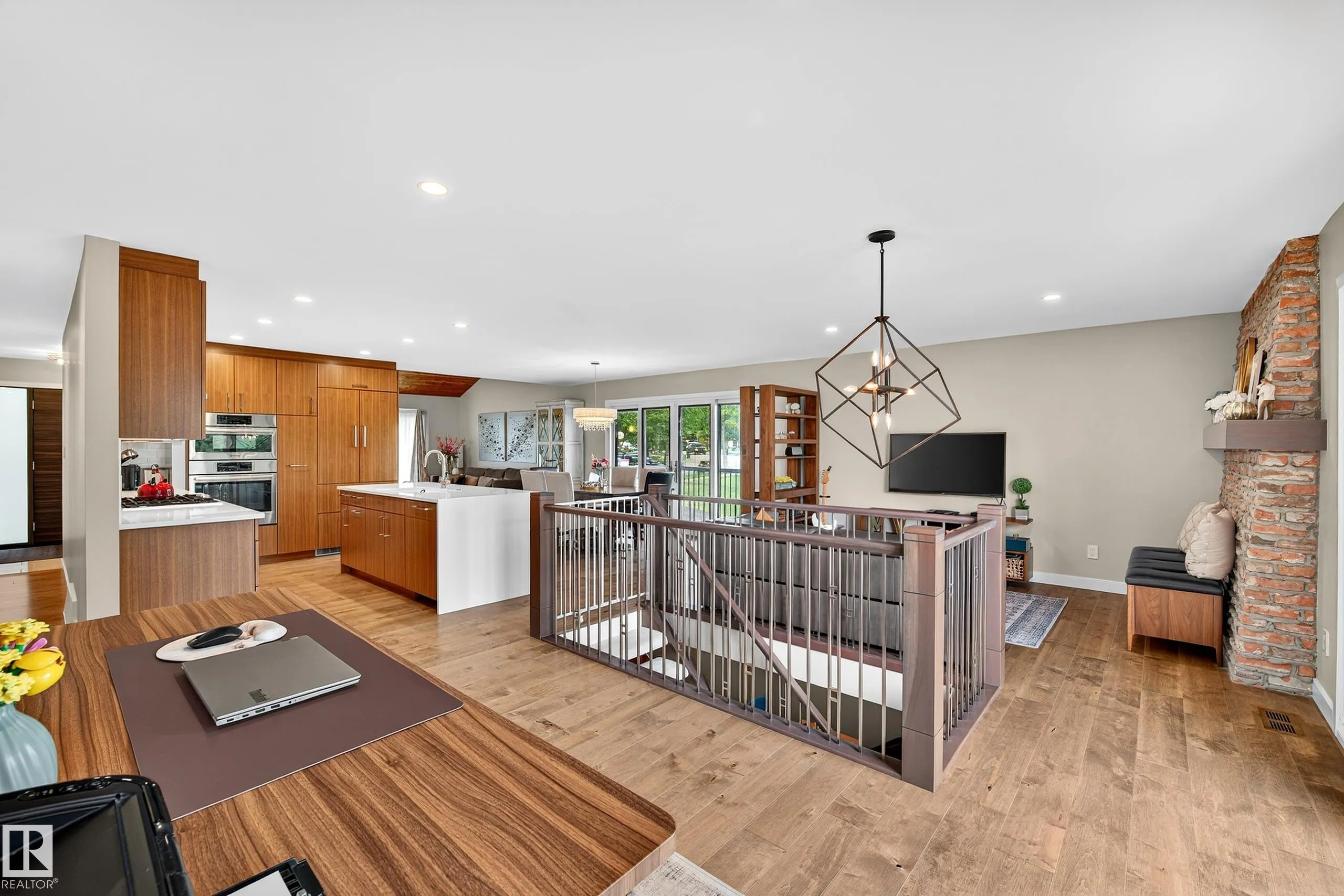 87 LOMBARD Crescent