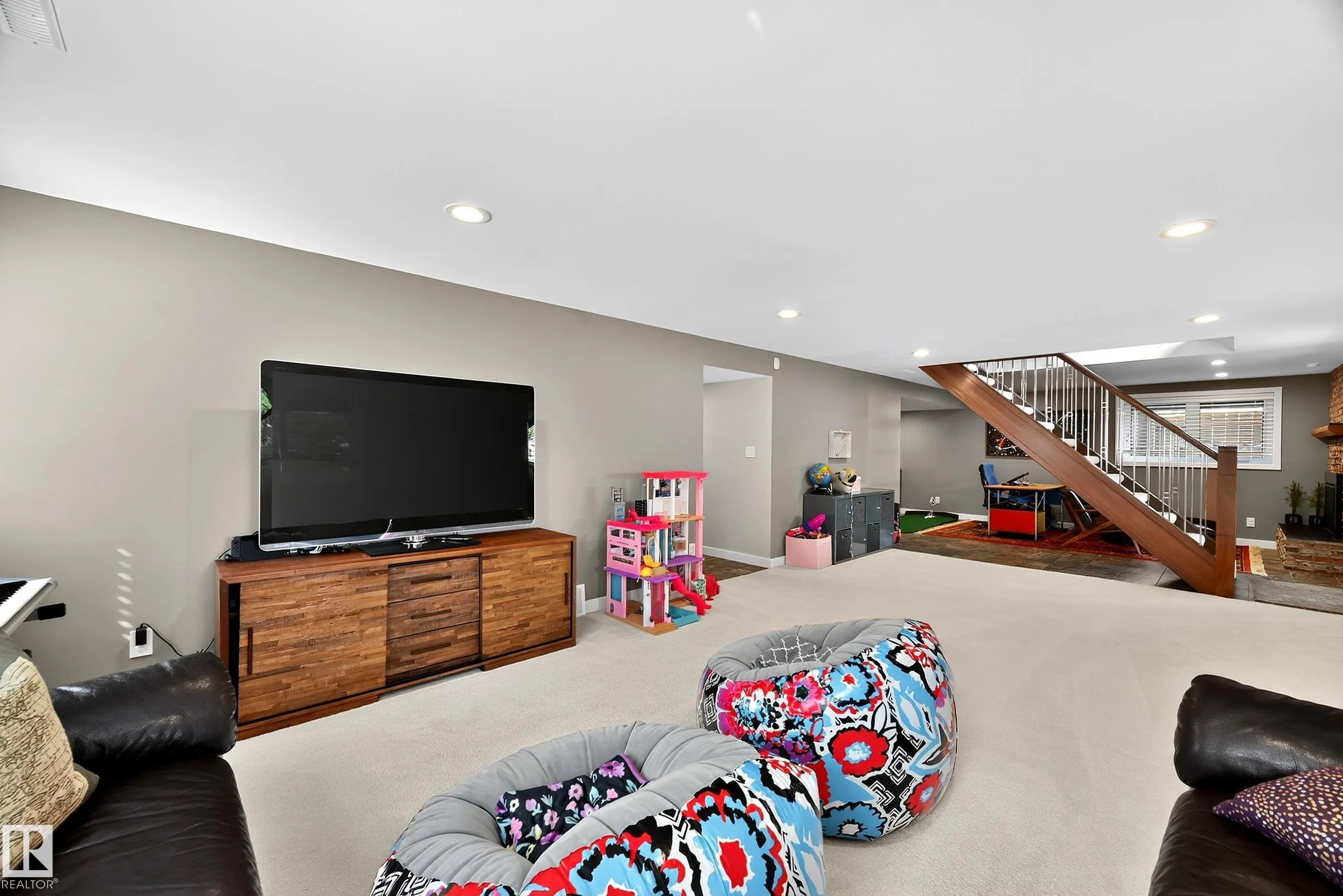 87 LOMBARD Crescent