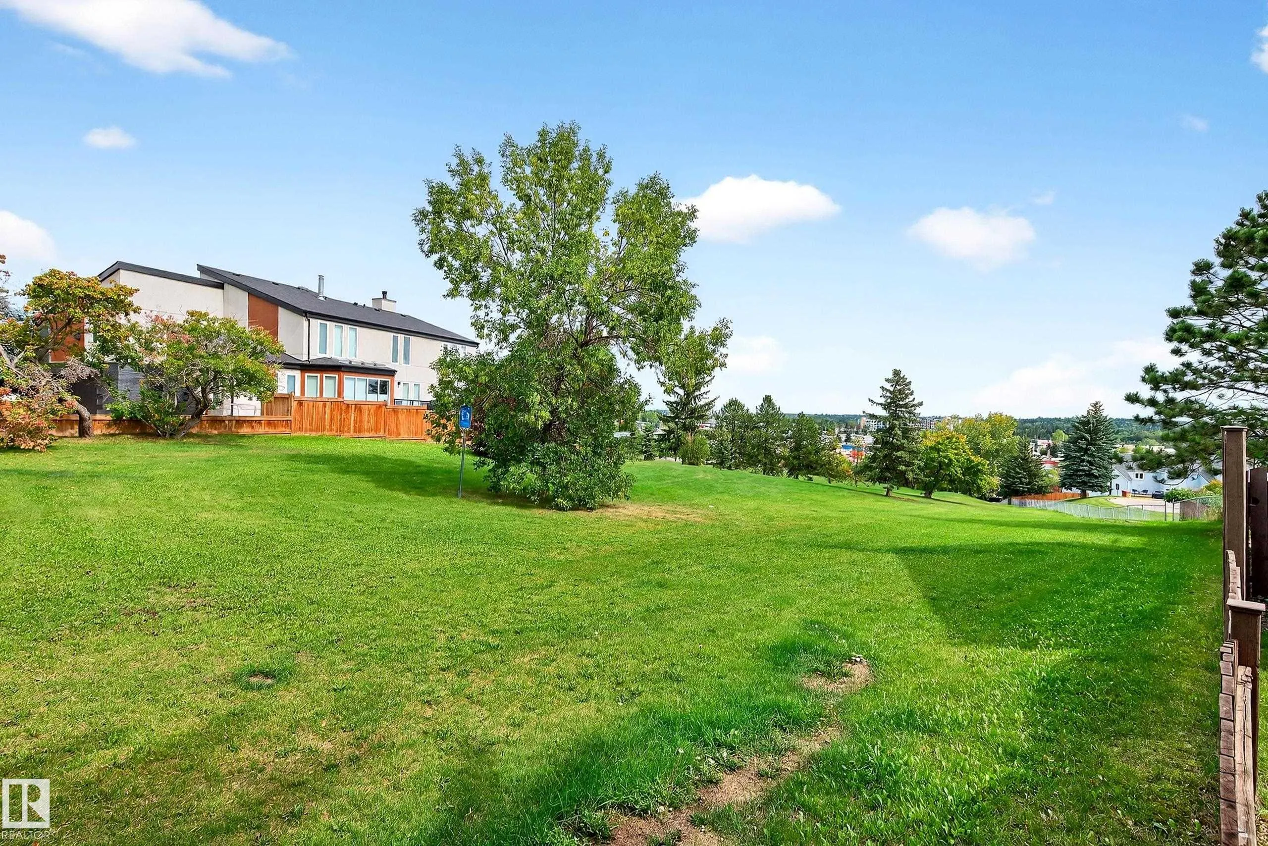 87 LOMBARD Crescent