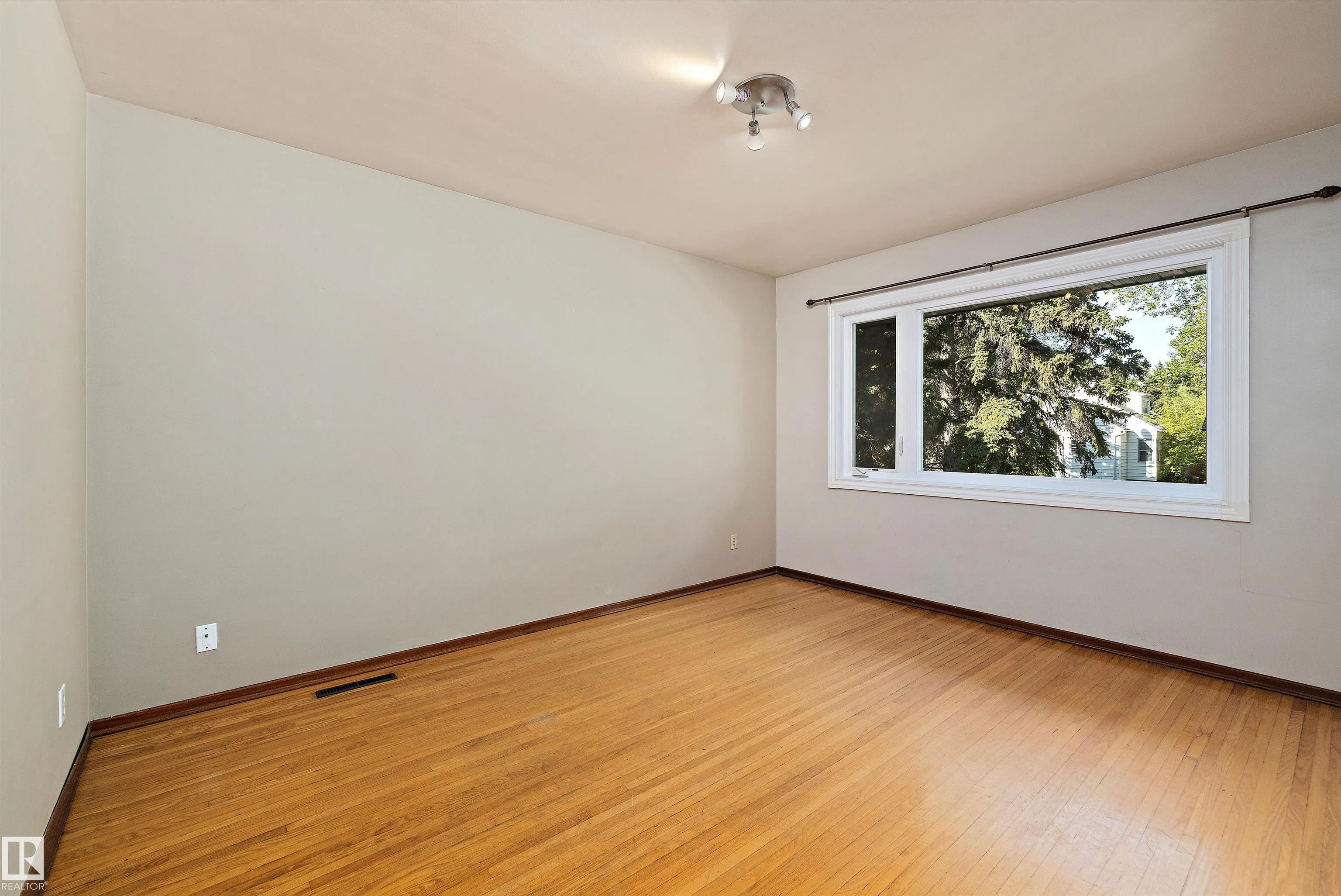 11307 / 11309 127 Street