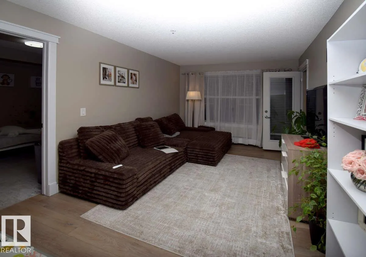 3715 WHITELAW Lane