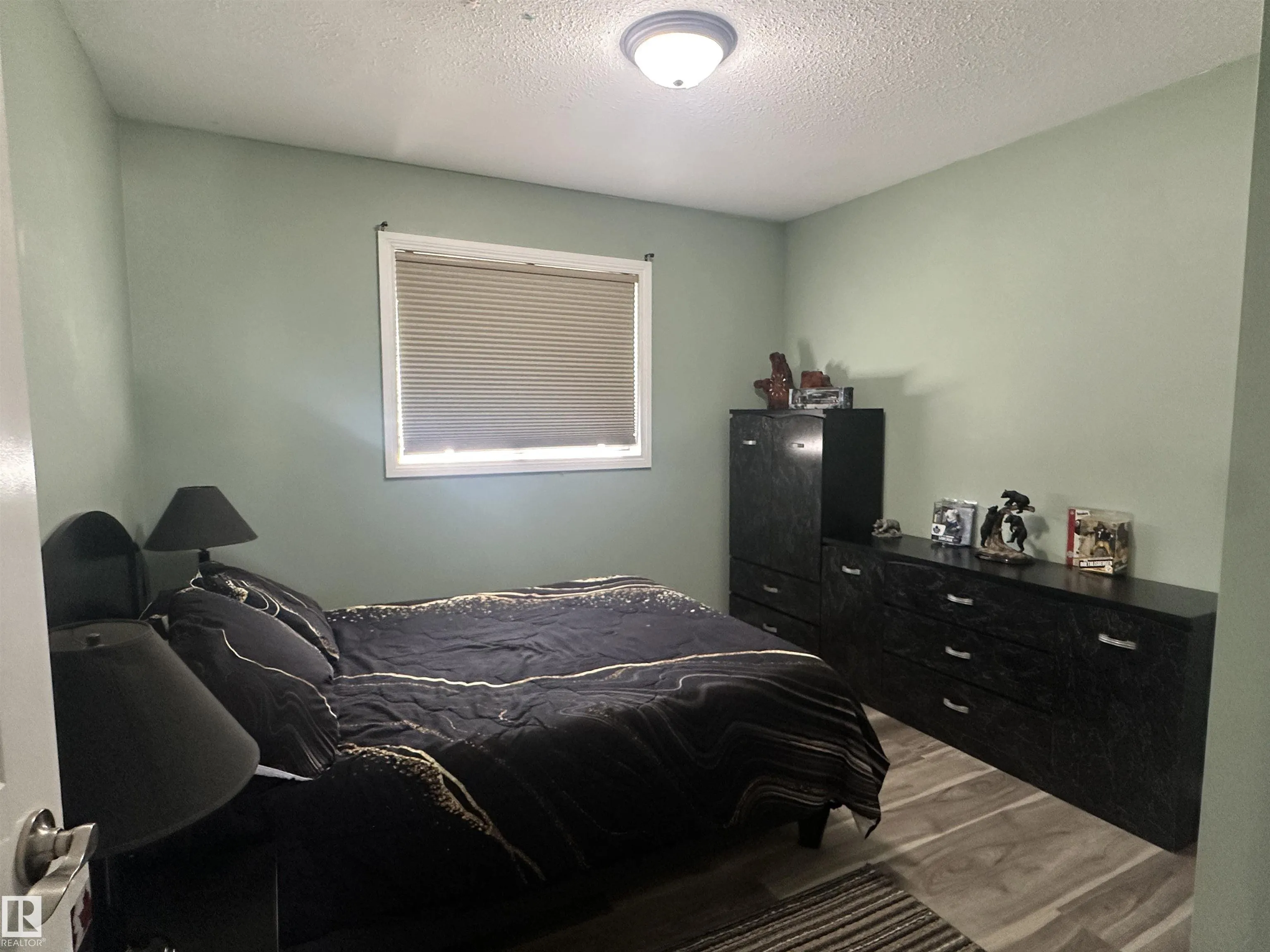 6 ISBISTER Avenue
