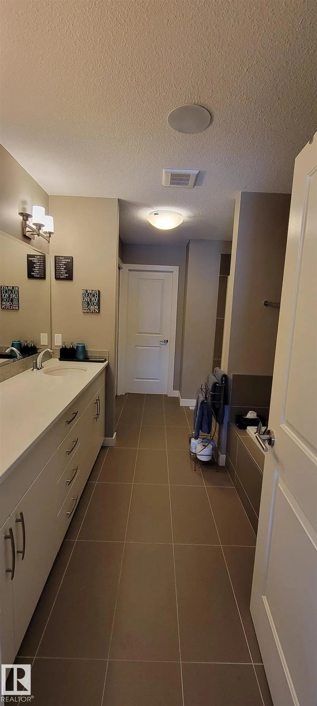 722 Charlesworth Way