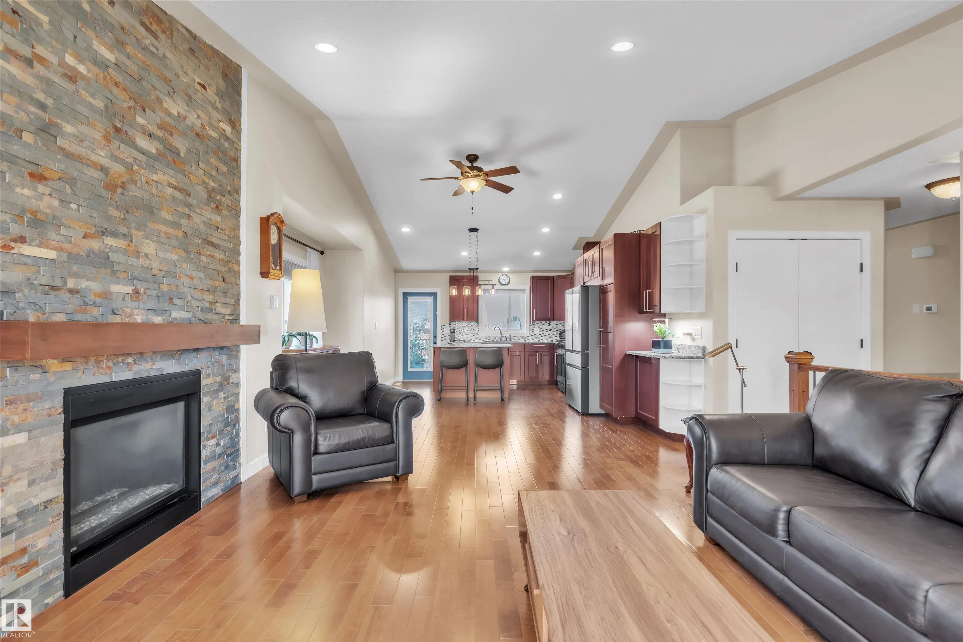 702 pheasant Close