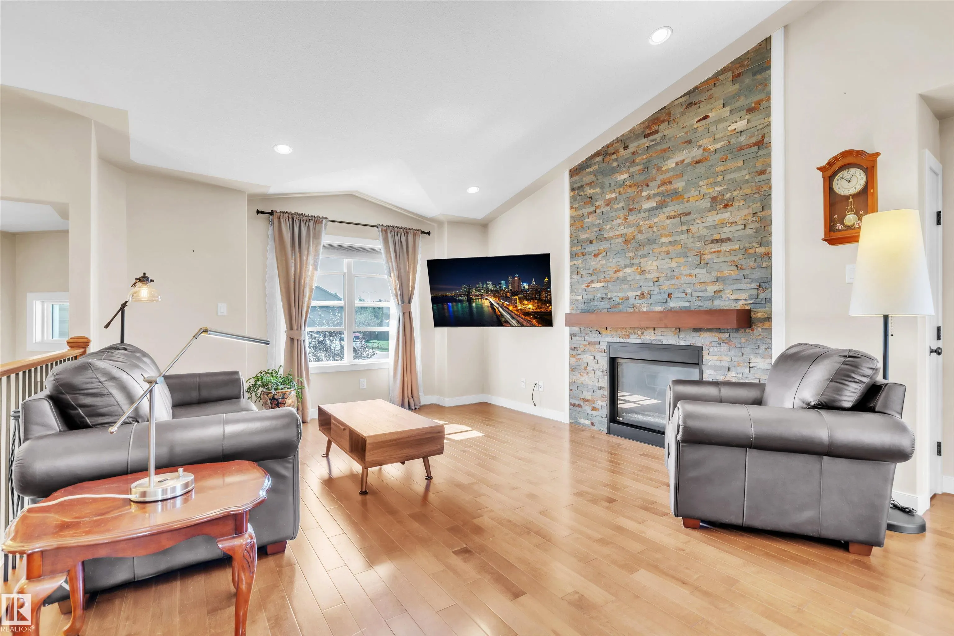 702 pheasant Close