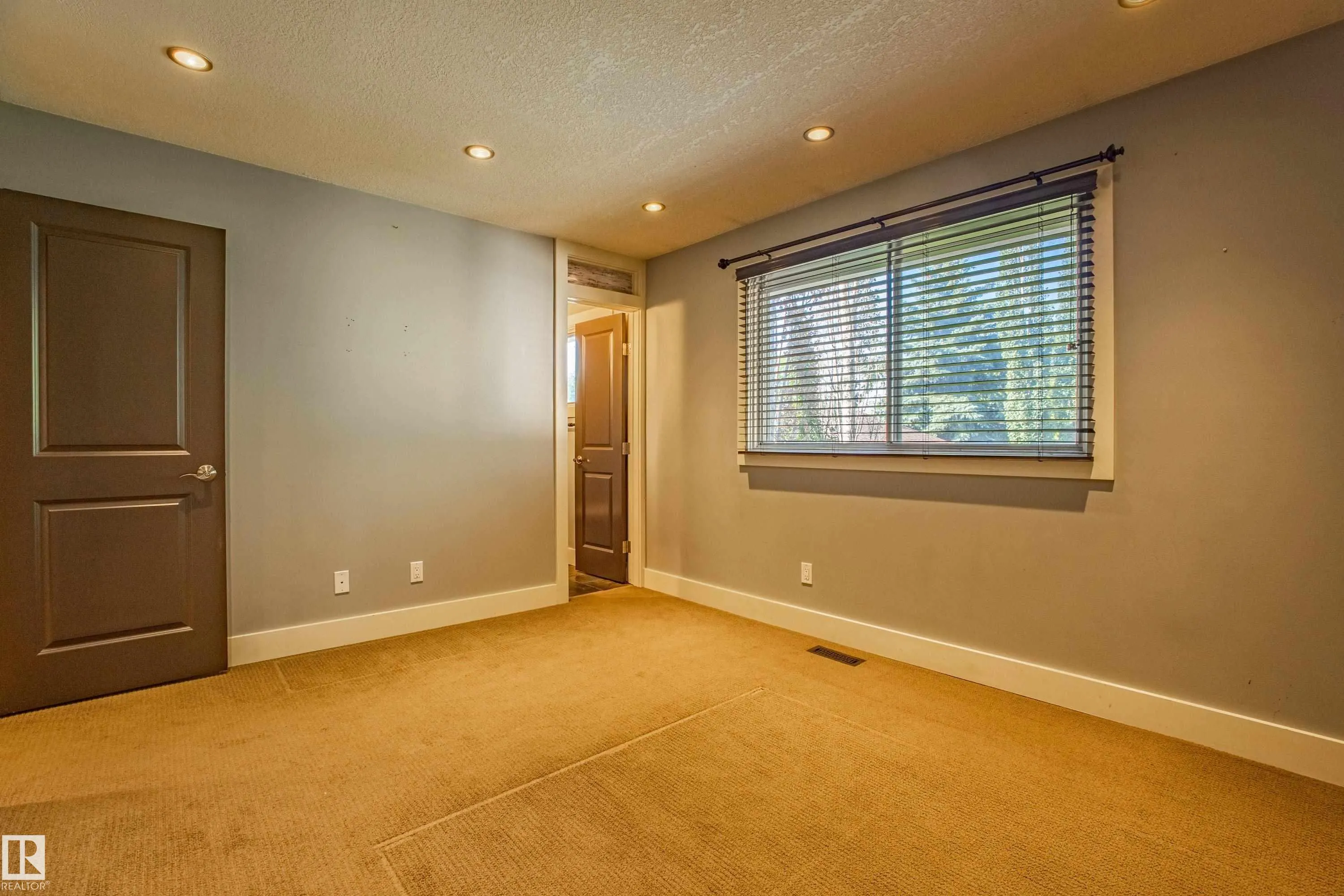 18 LOCKHART Drive
