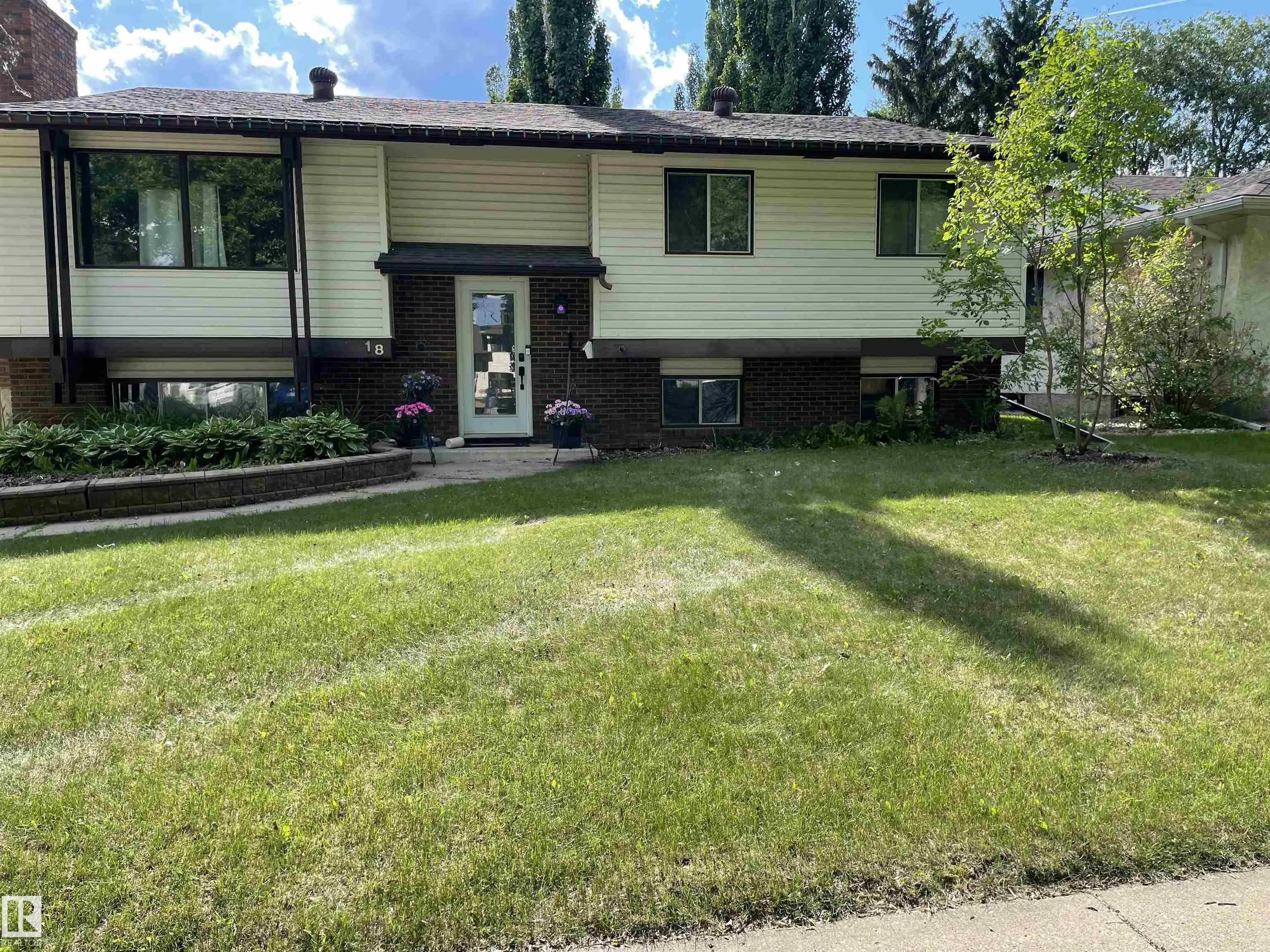 18 LOCKHART Drive