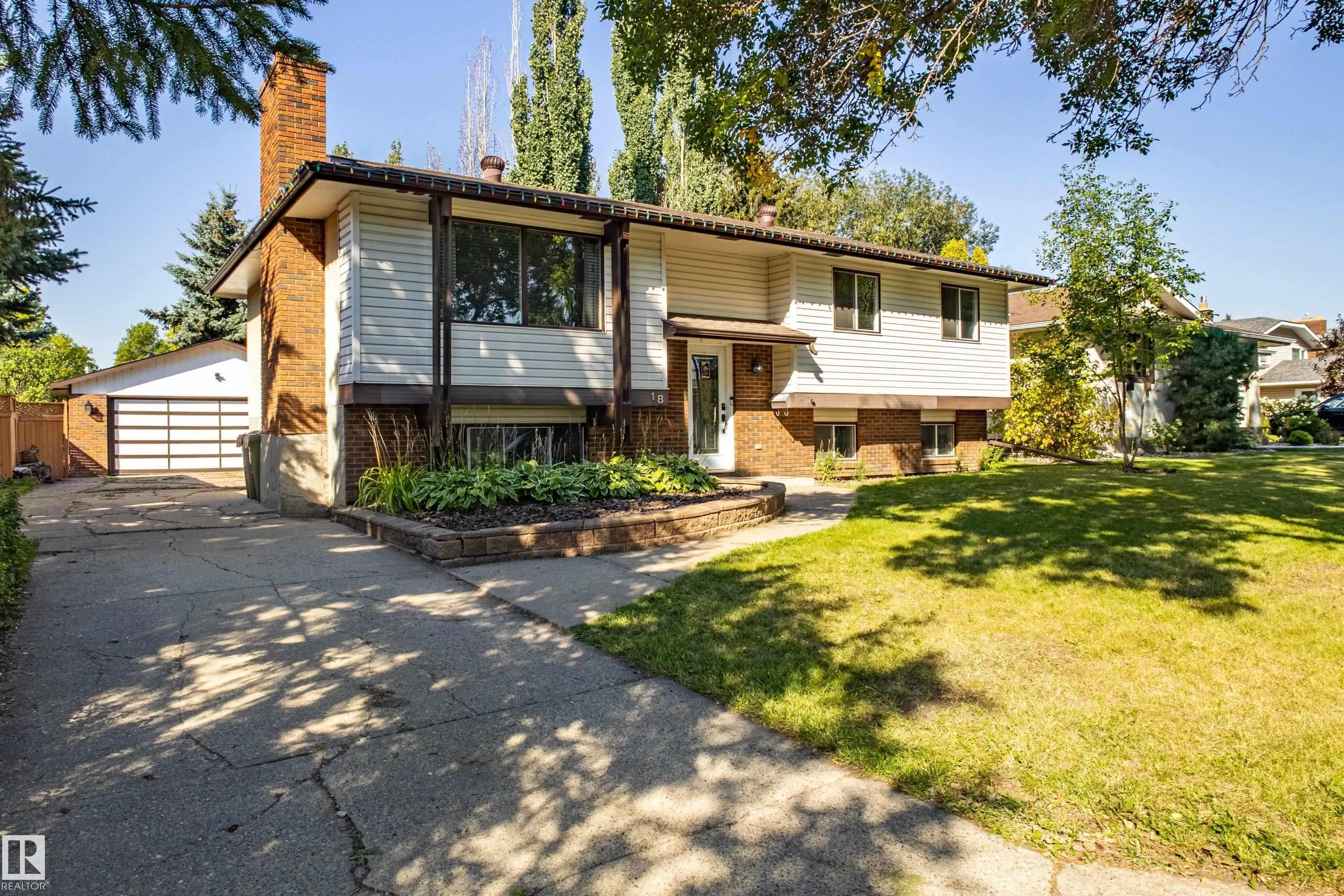 18 LOCKHART Drive