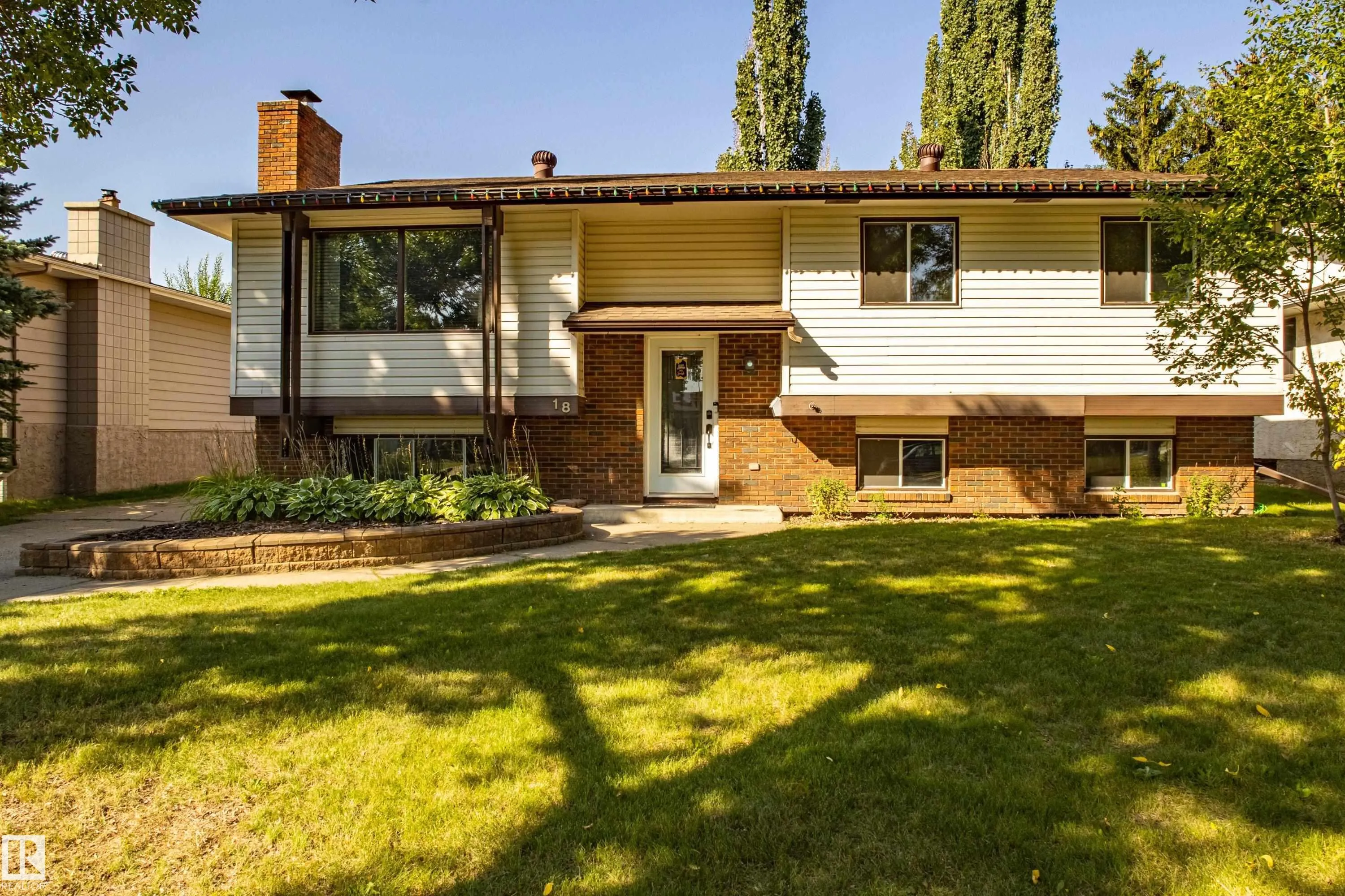 18 LOCKHART Drive