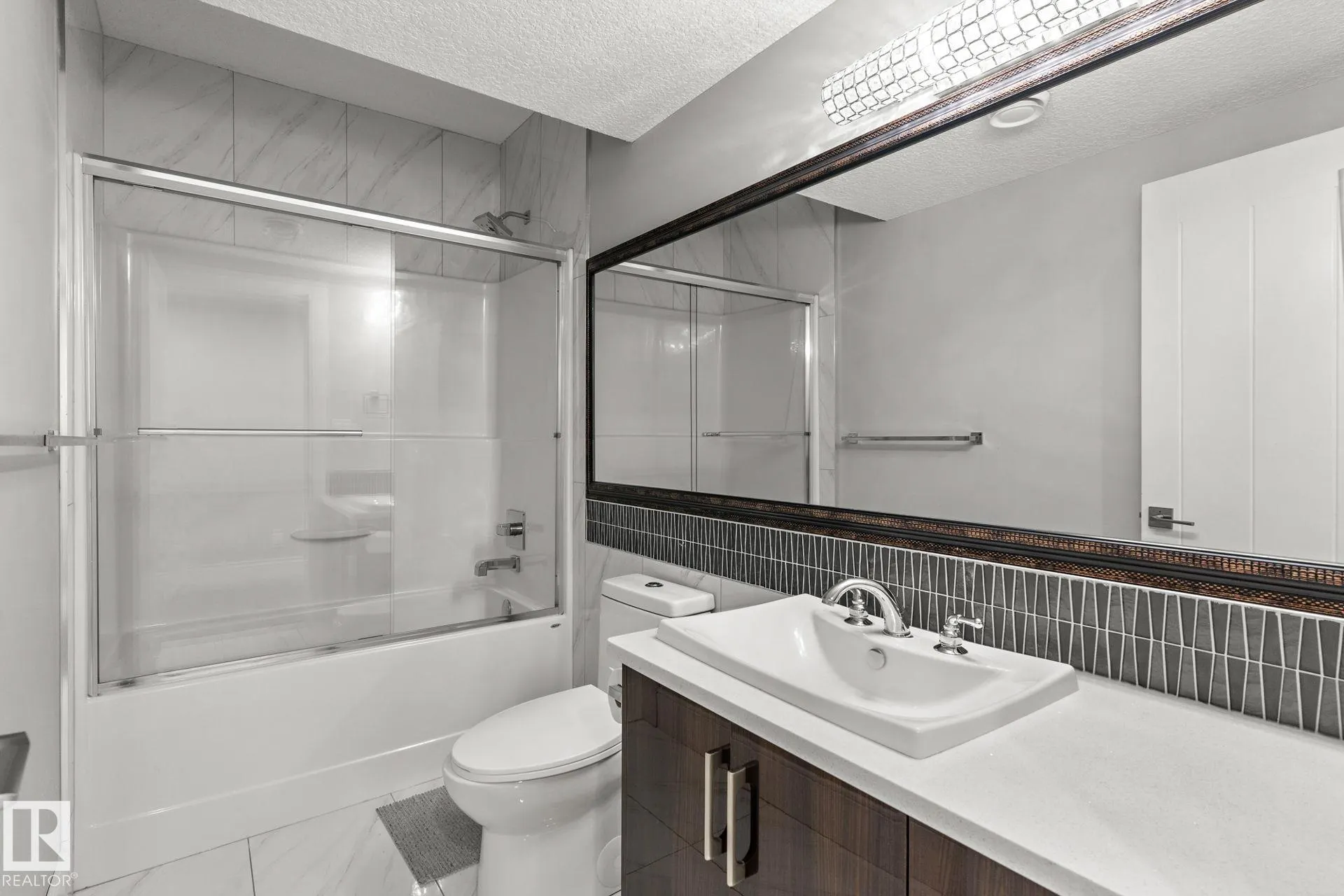1507 Adamson View