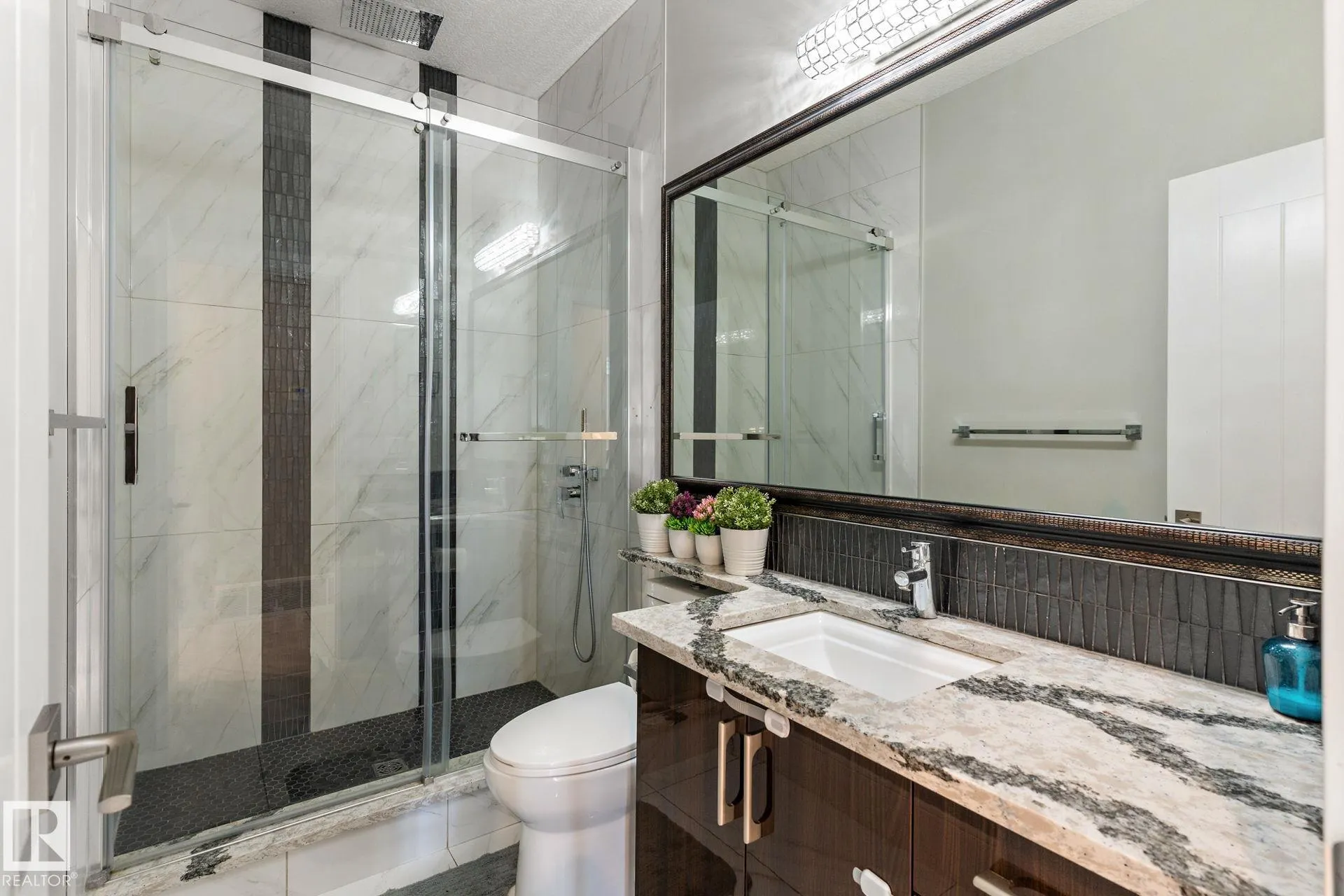 1507 Adamson View