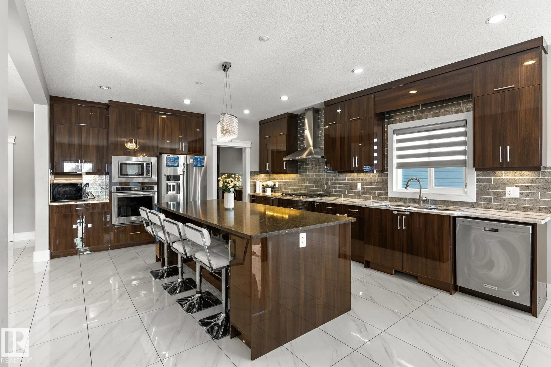 1507 Adamson View