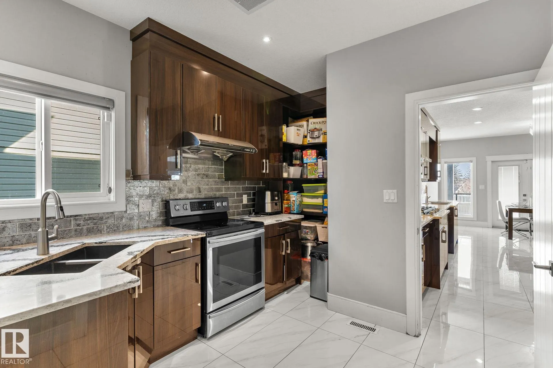 1507 Adamson View