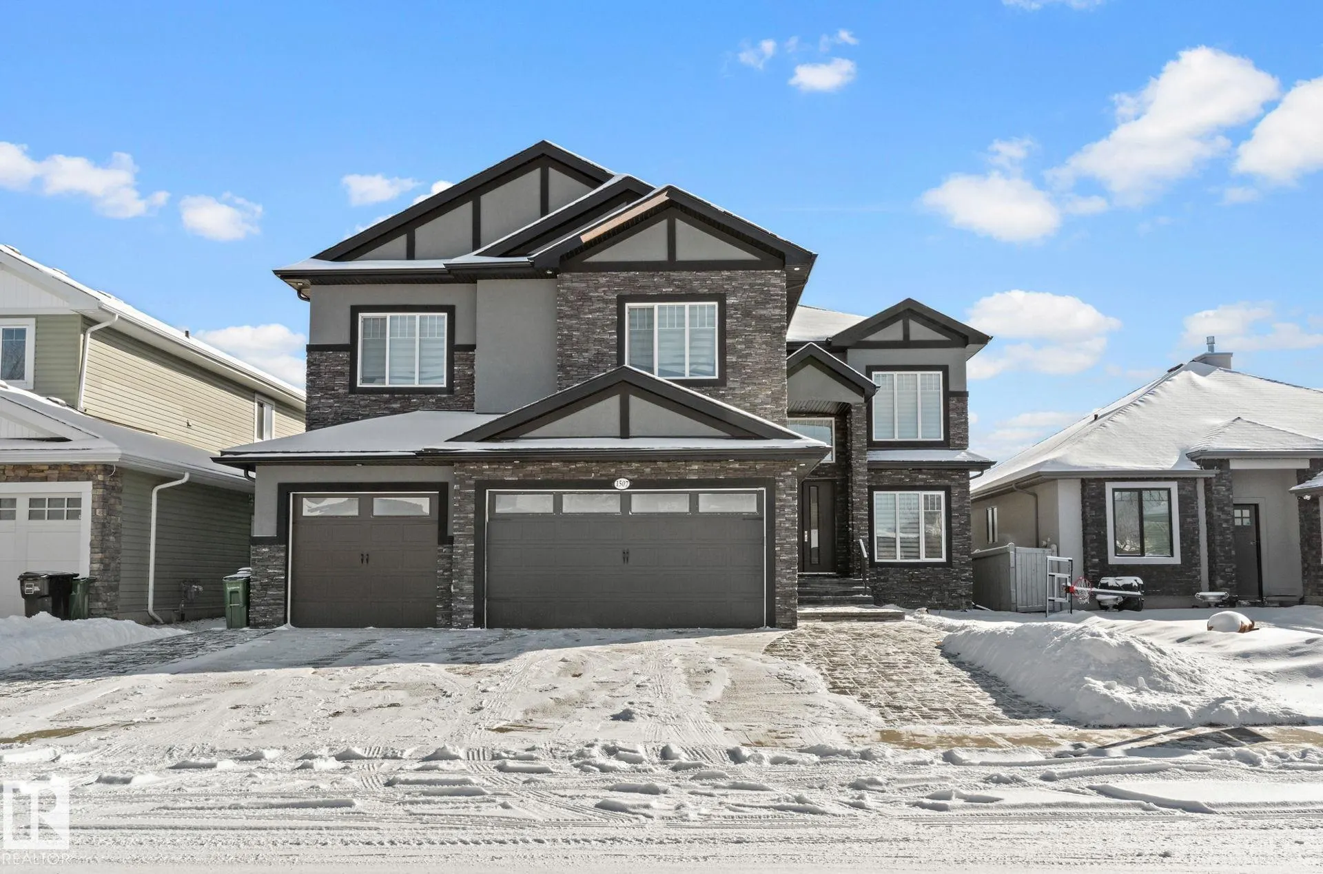1507 Adamson View